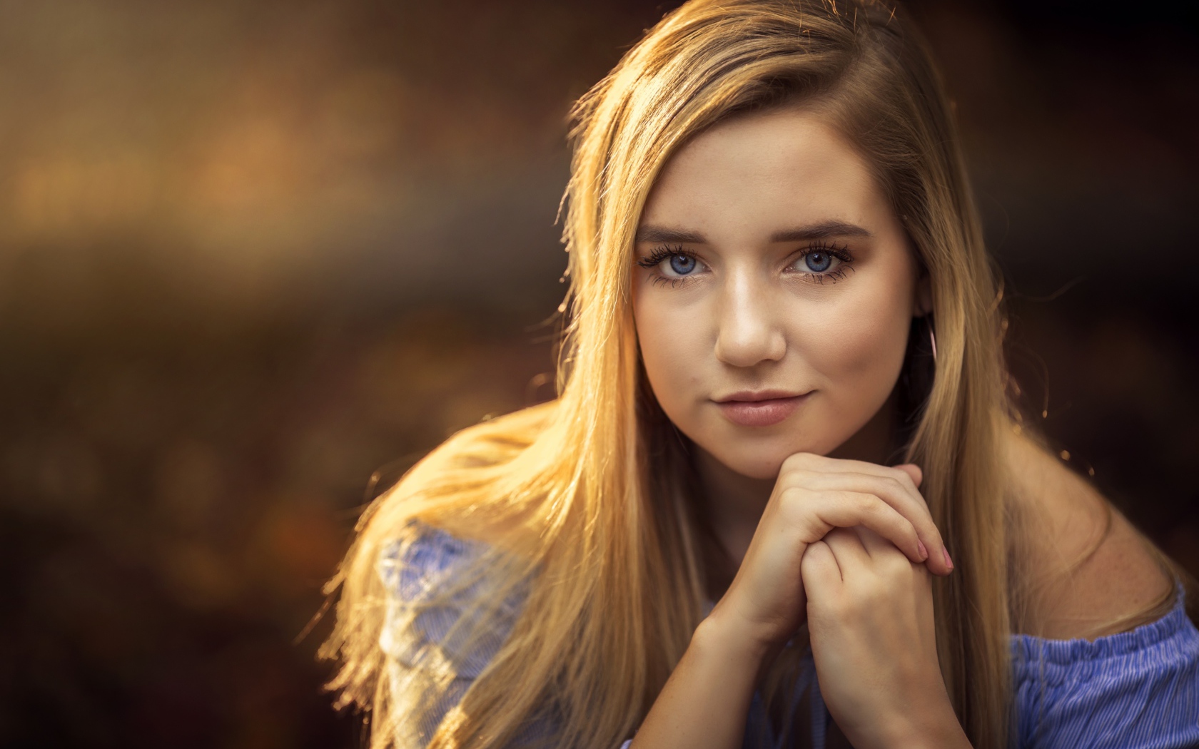 Милая голубоглазая девушка в лучах солнца