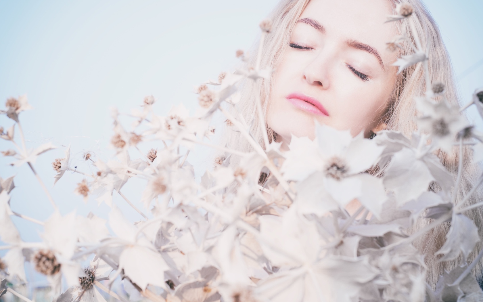 Девушка с закрытыми глазами в цветах 