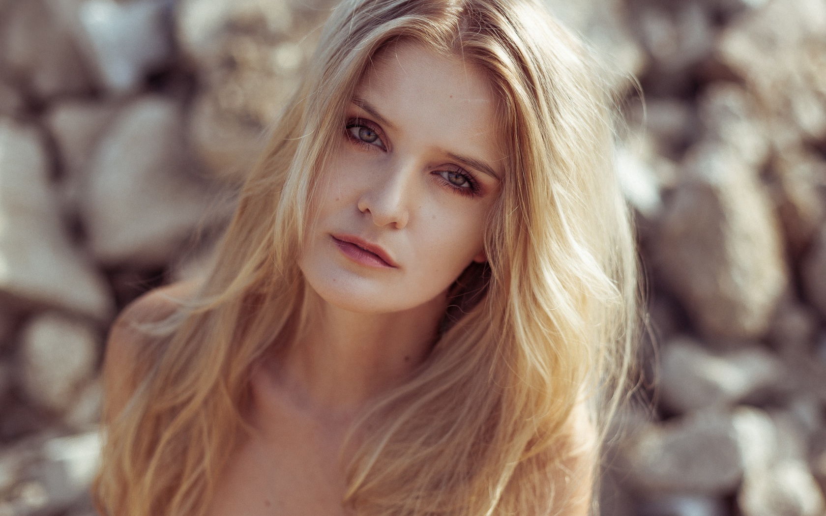 Длинноволосая блондинка крупным планом