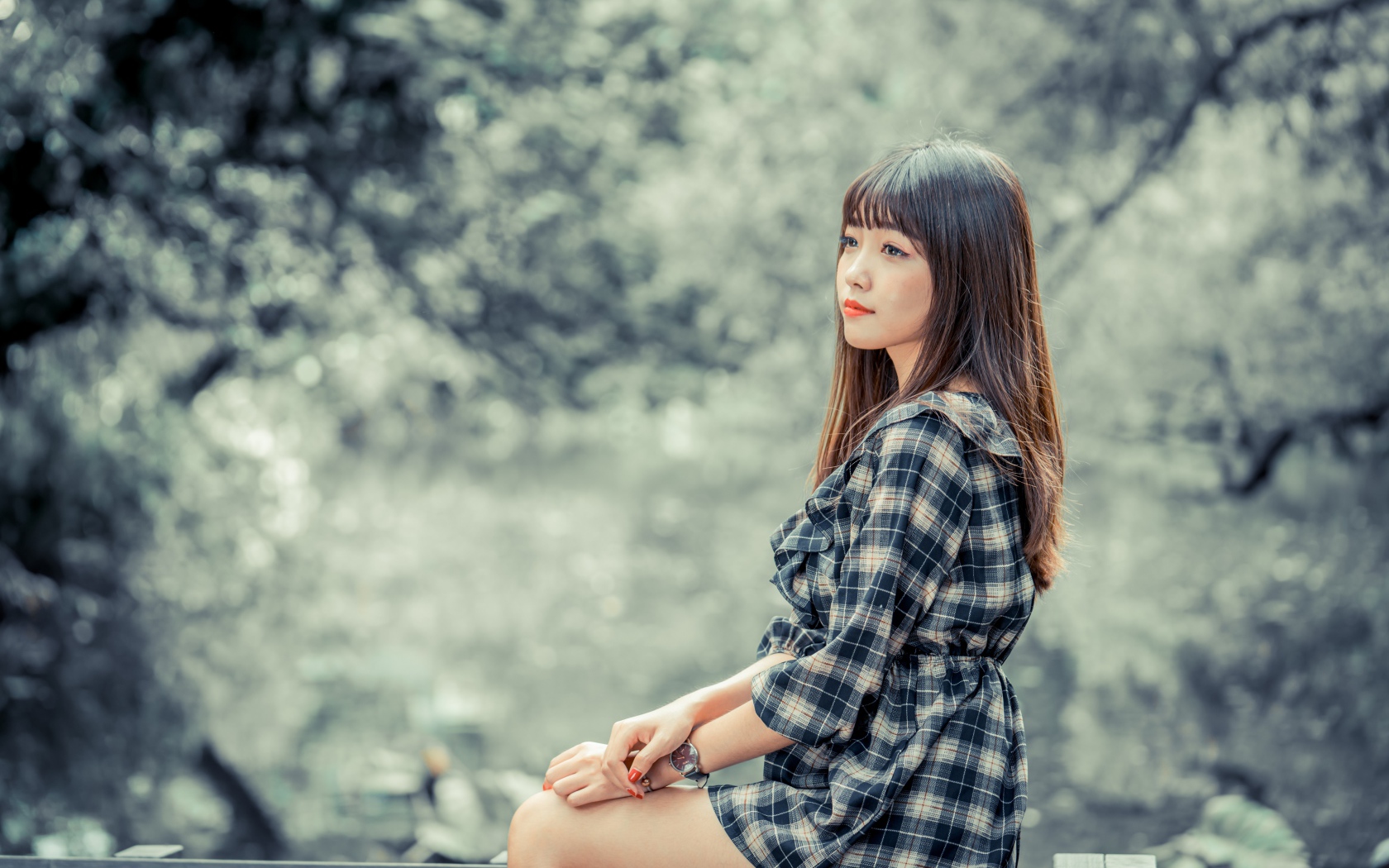 Молодая азиатка в платье в клетку