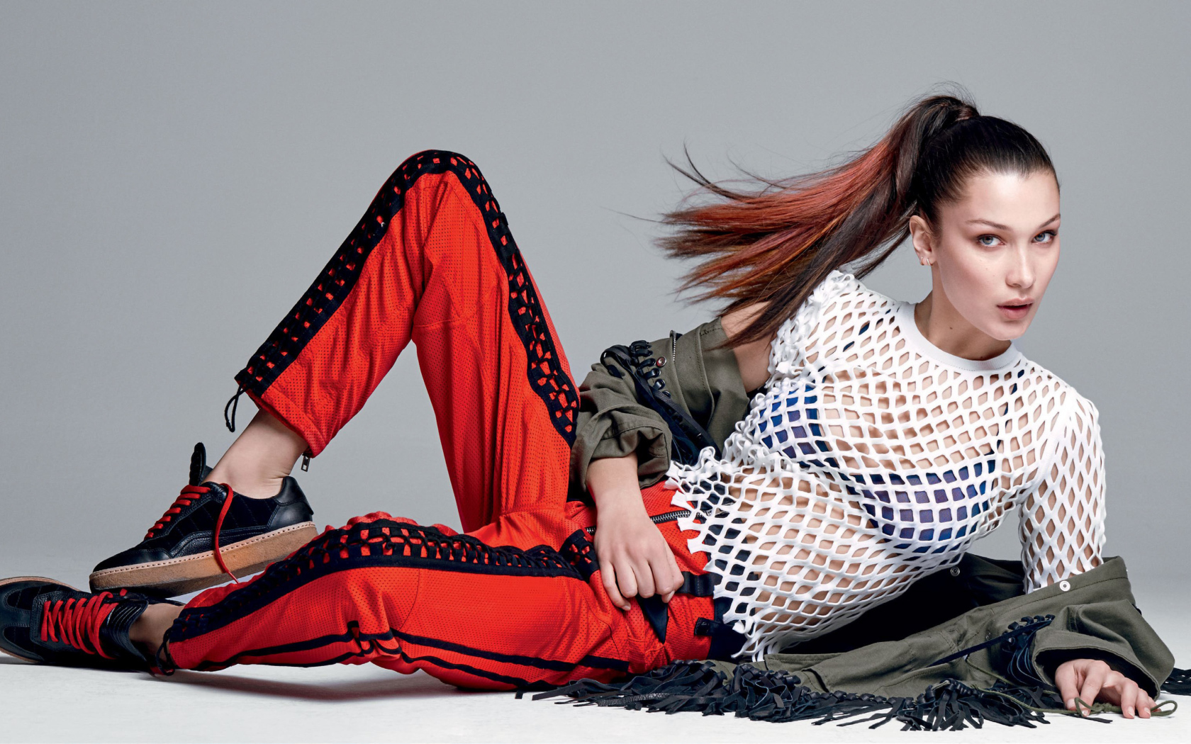 Американская модель Белла Хадид в костюме на сером фоне