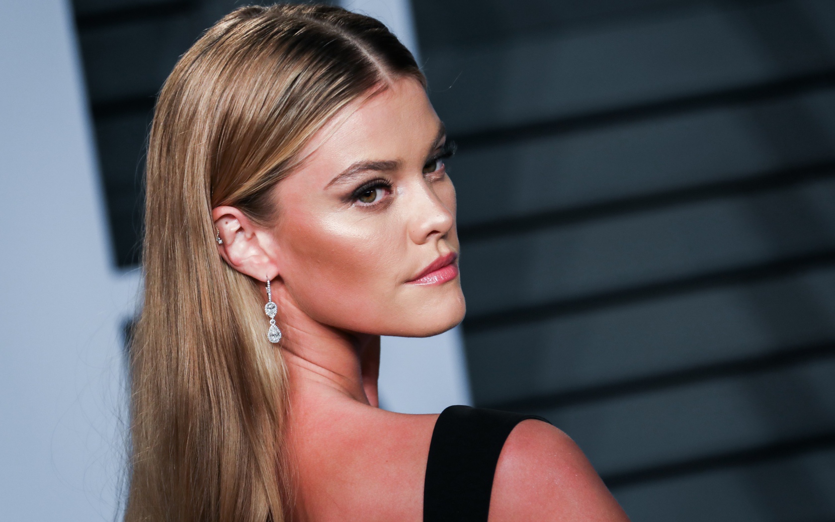 Красивая девушка модель Нина Агдал 