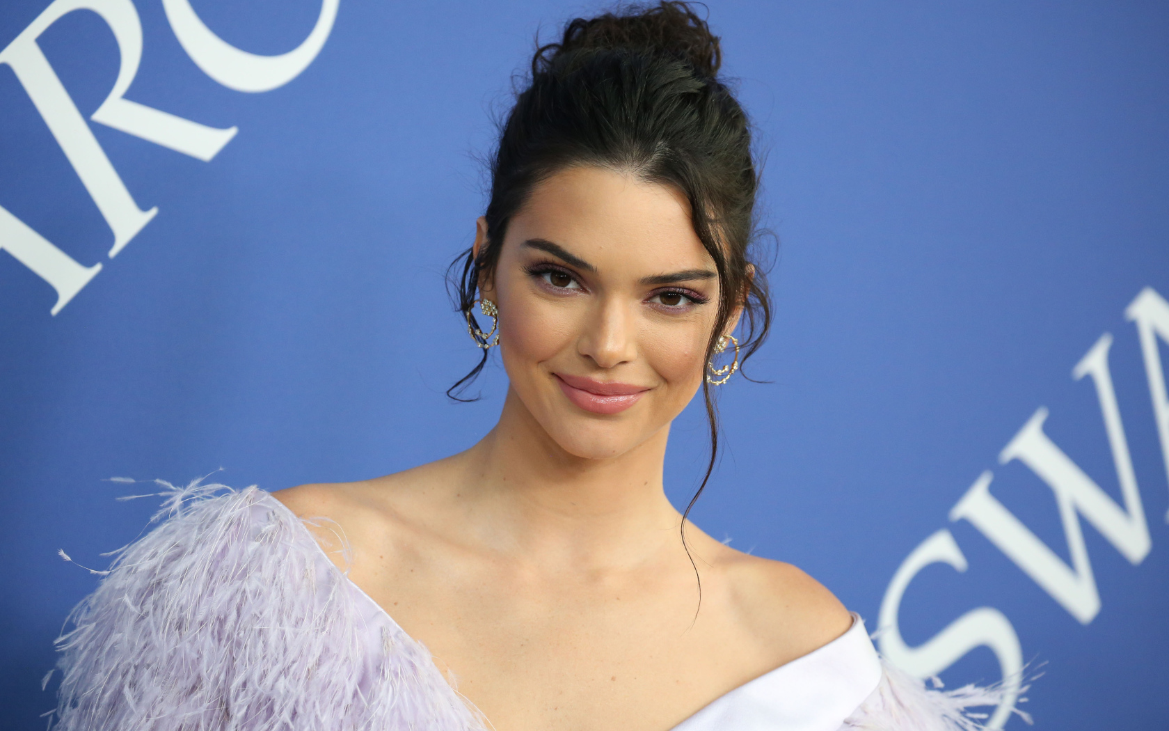 Красивая улыбающаяся модель Кендалл Дженнер 