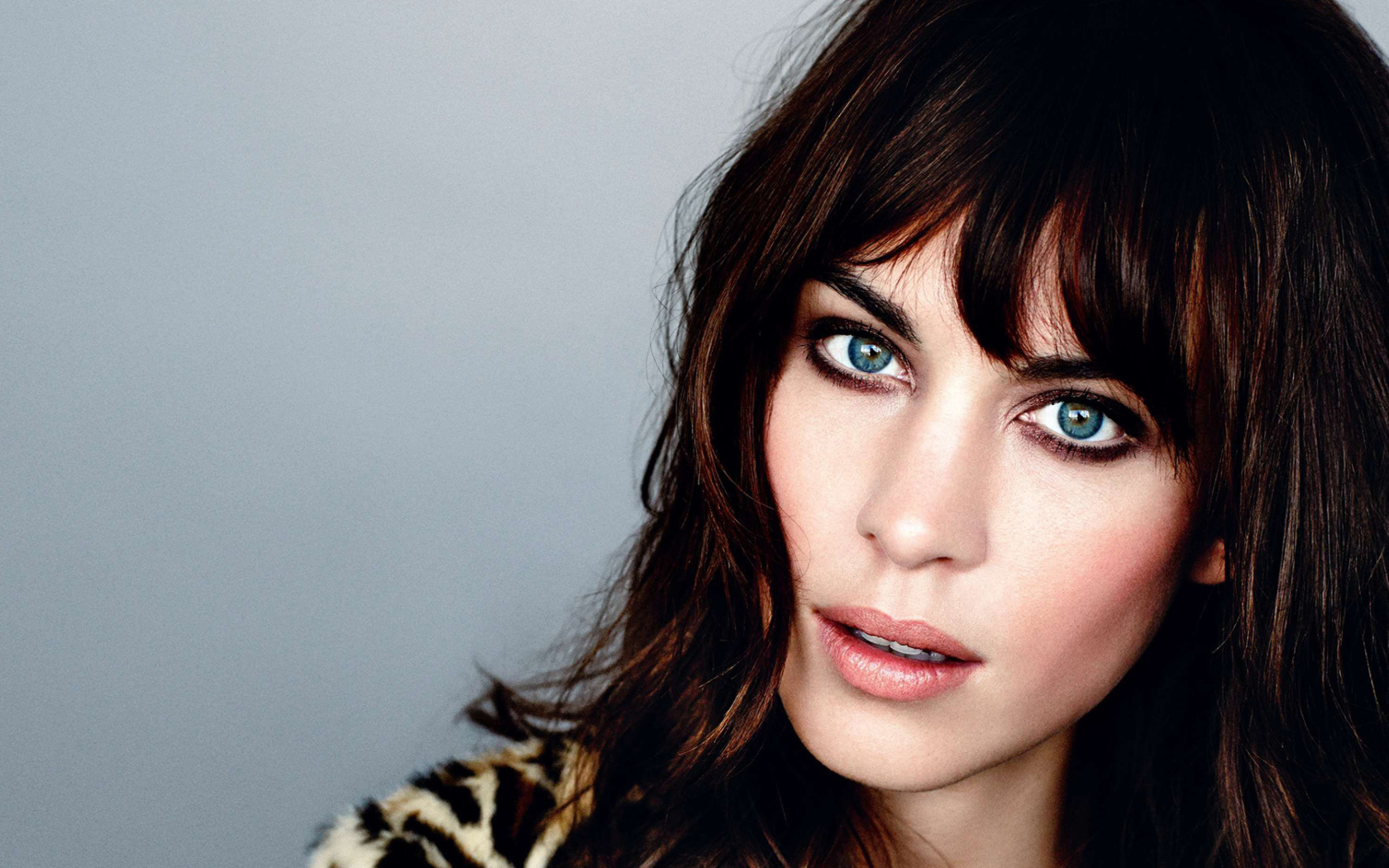 Голубоглазая девушка модель Алекса Чанг лицо крупным планом