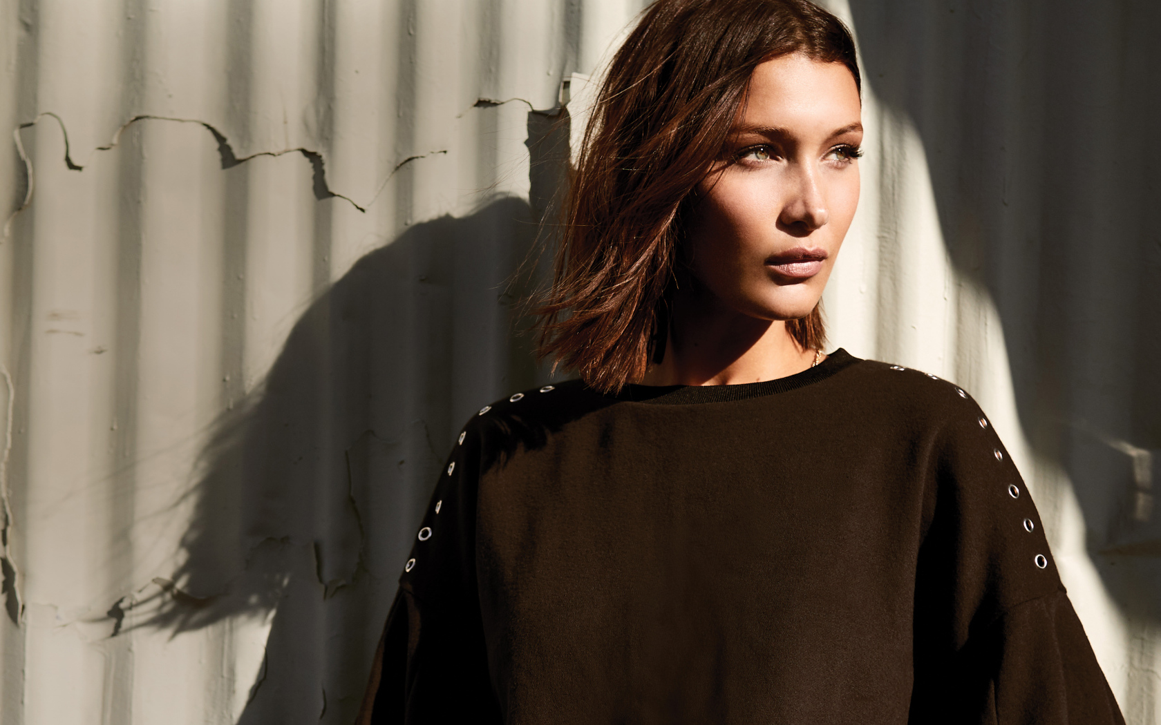 Модель Белла Хадид позирует у стены