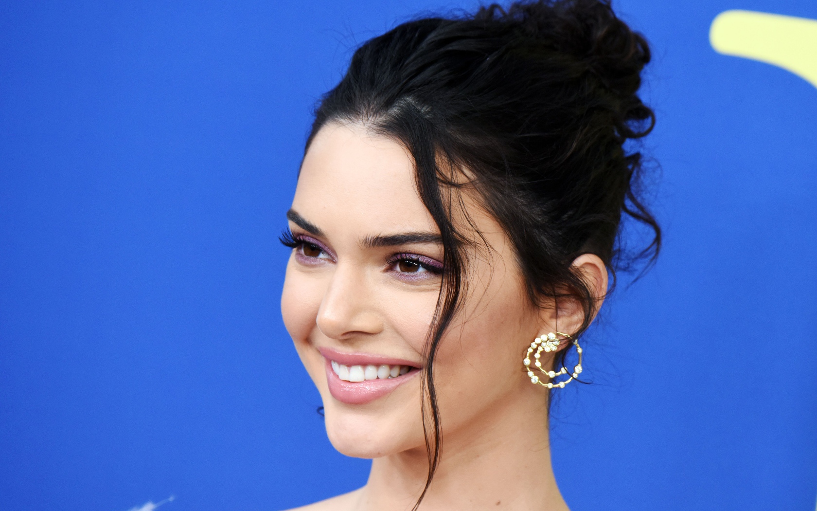 Улыбающаяся девушка модель Кендалл Дженнер 