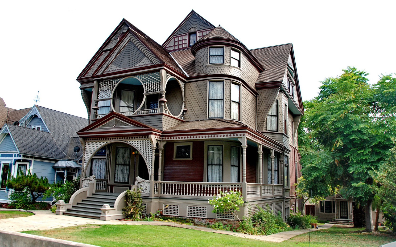 Большой красивый дом