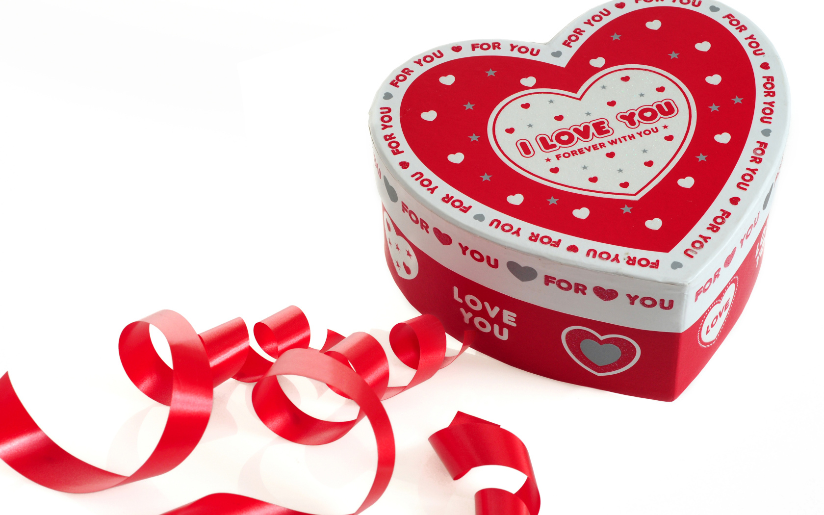 Красивая коробка в форме сердца на белом фоне с красной лентой
