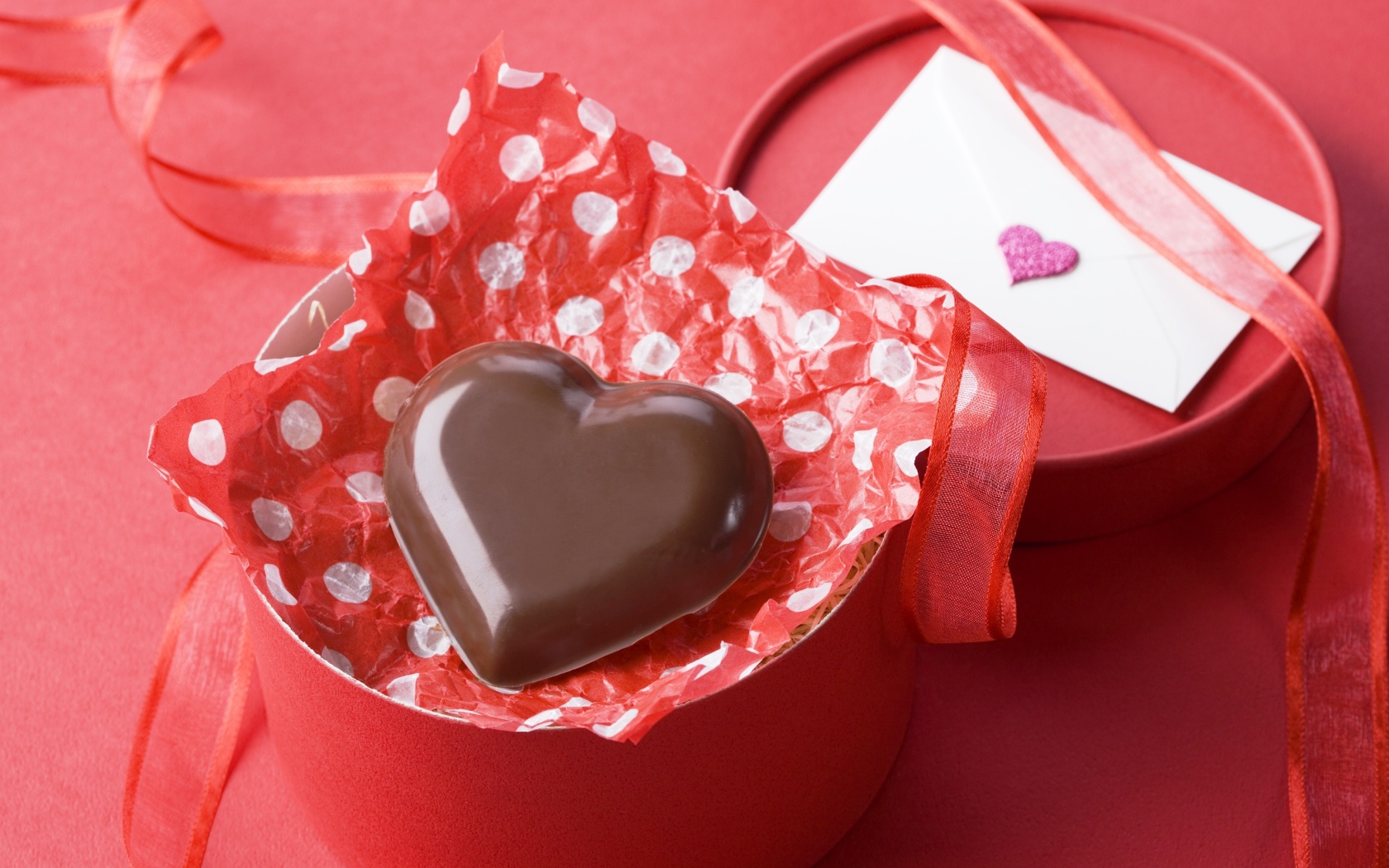 Chocolate heart to a round pink gift box