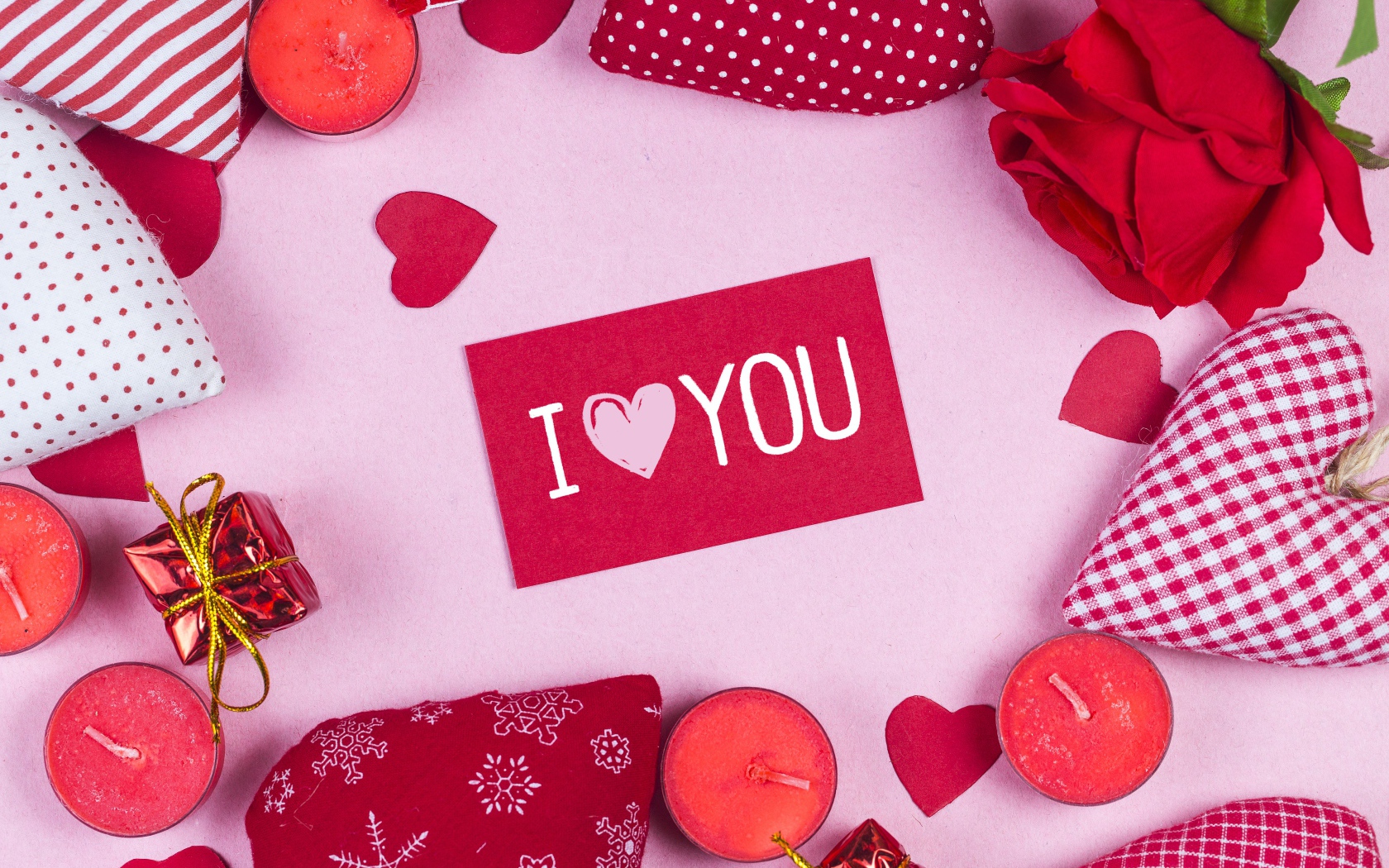 Сердечки, свечи и роза вокруг надписи Я тебя люблю 