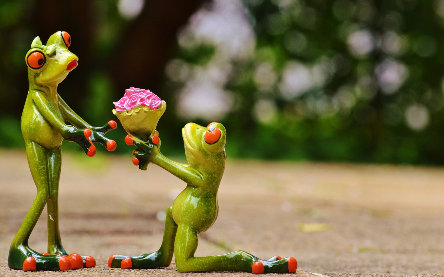 Porcelain frogs couple in love