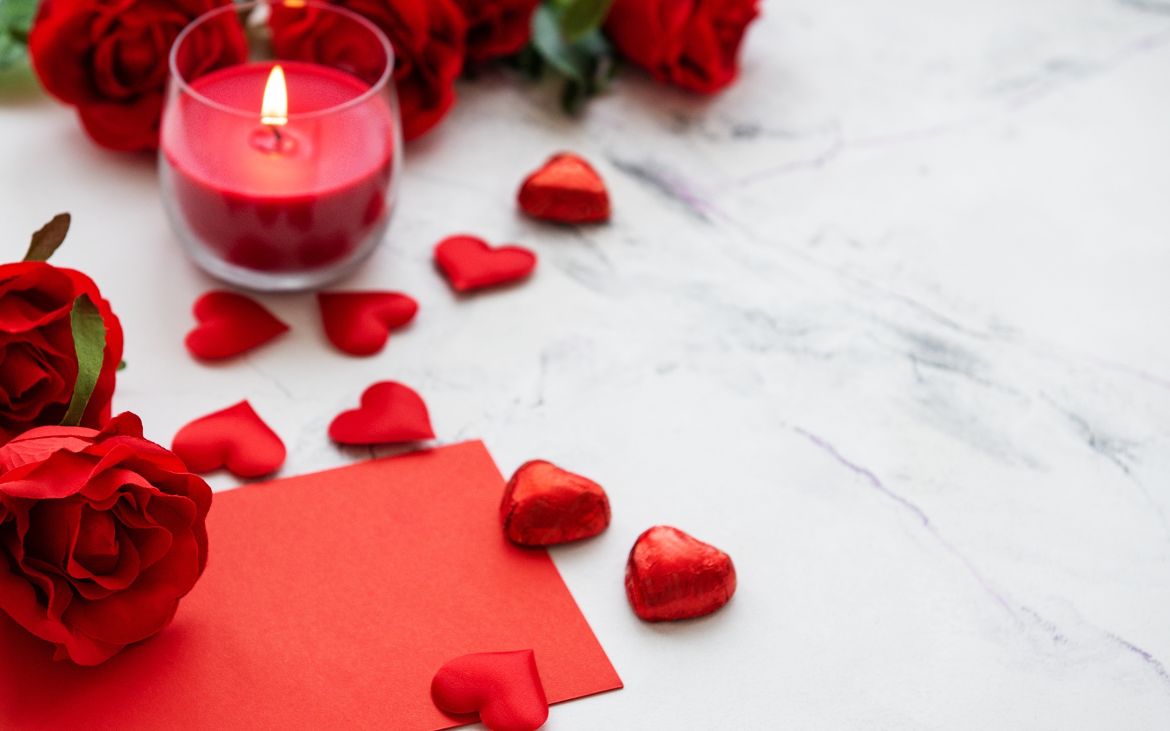 Красные сердечки, зажженная свеча и розы для любимой