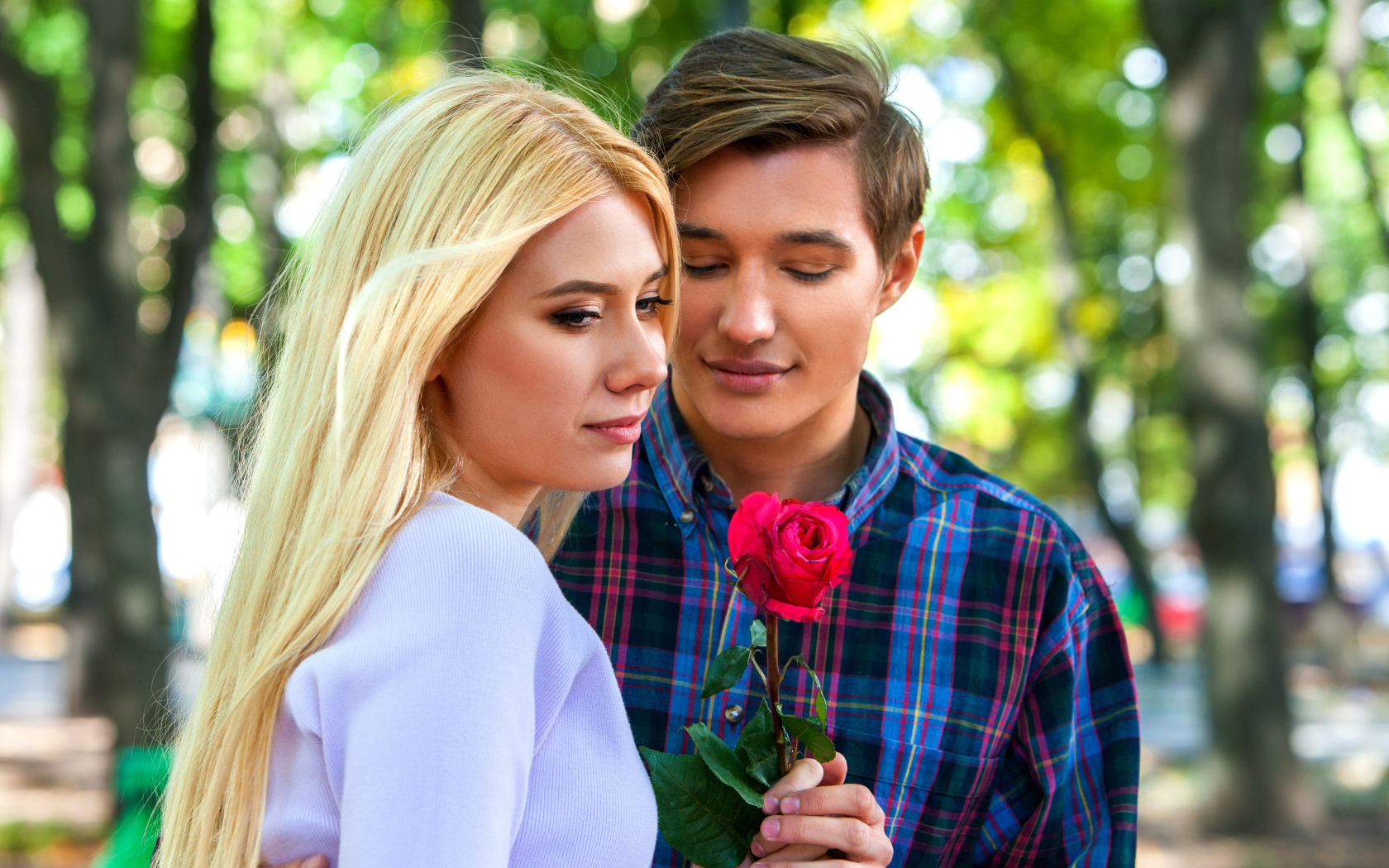 Влюбленный парень дарит девушке розу 