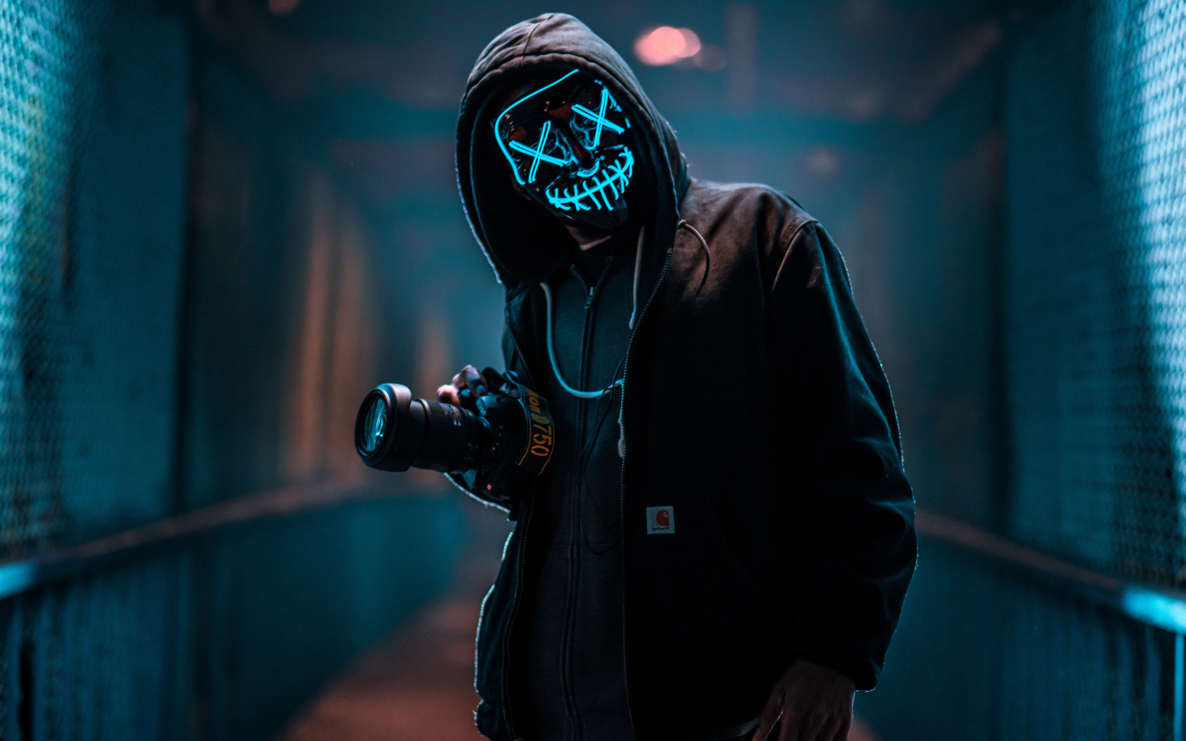 Парень в неоновой маске анонима с фотоаппаратом