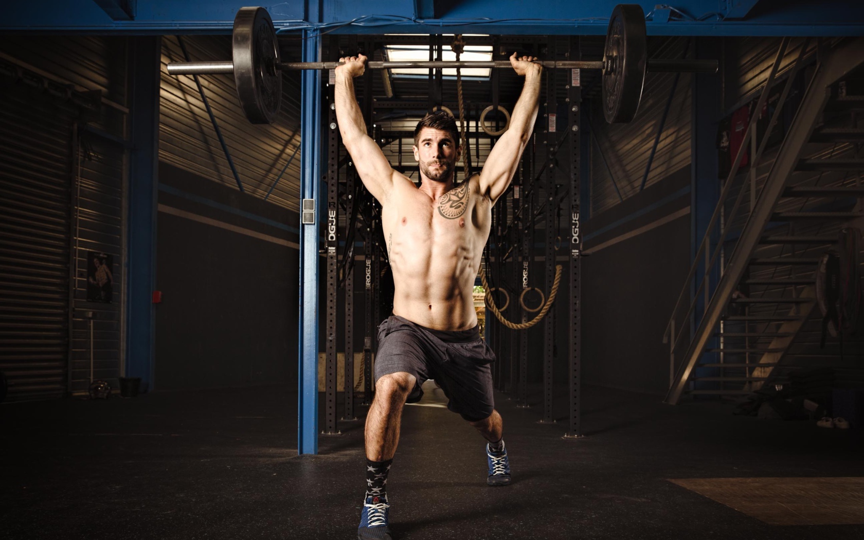 Спортивный мужчина со штангой в руках 