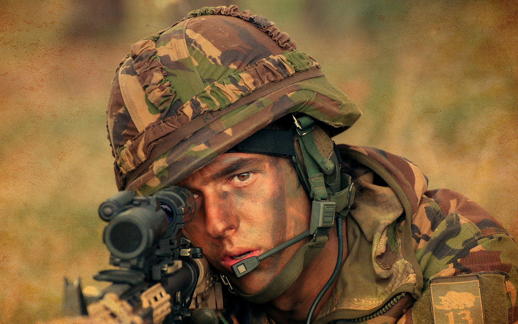 Мужчина солдат в каске с винтовкой