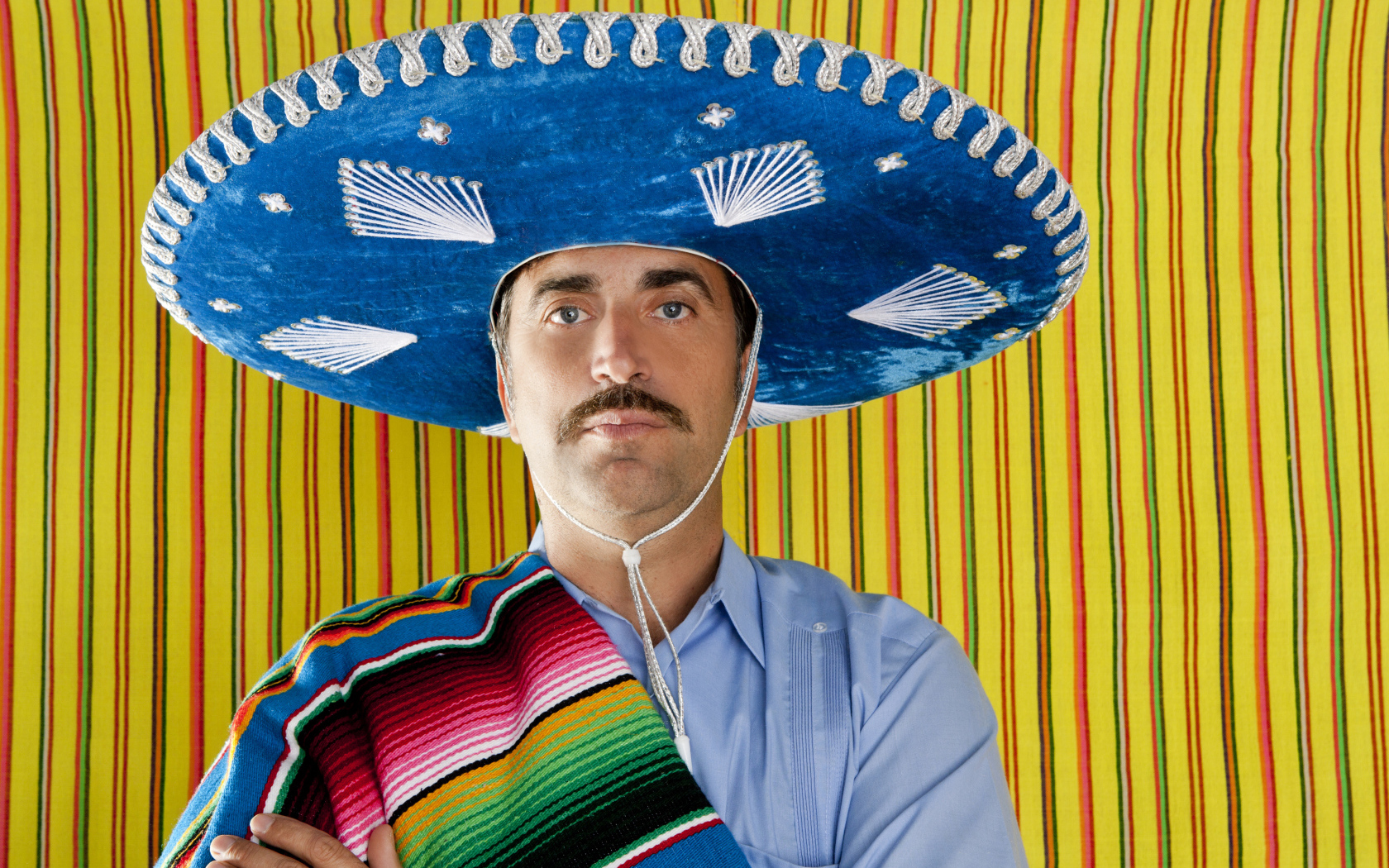 Мужчина с большой шляпе сомбреро 