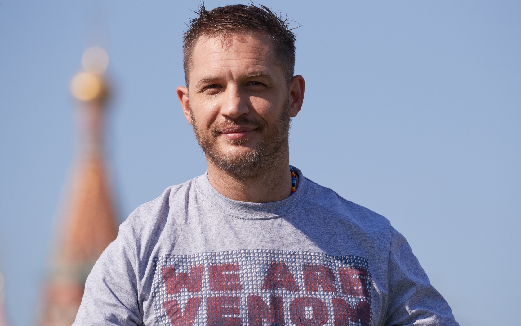 Актер Том Харди на голубом фоне