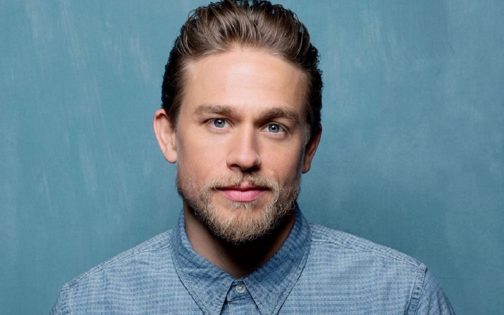 Красивый мужчина британский актер Чарли Ханнэм