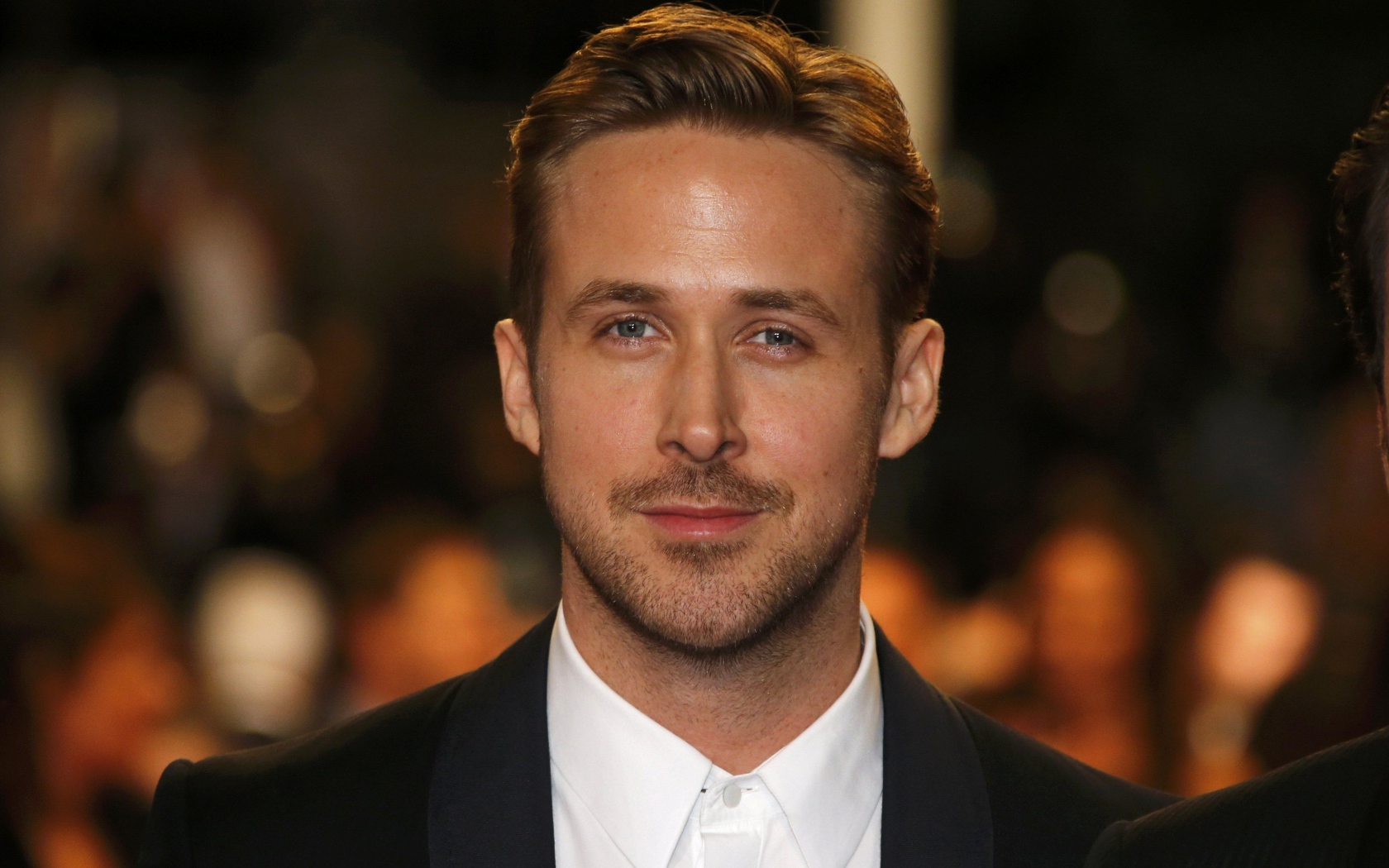 Красивый мужчина, популярный актер Райан Гослинг в костюме