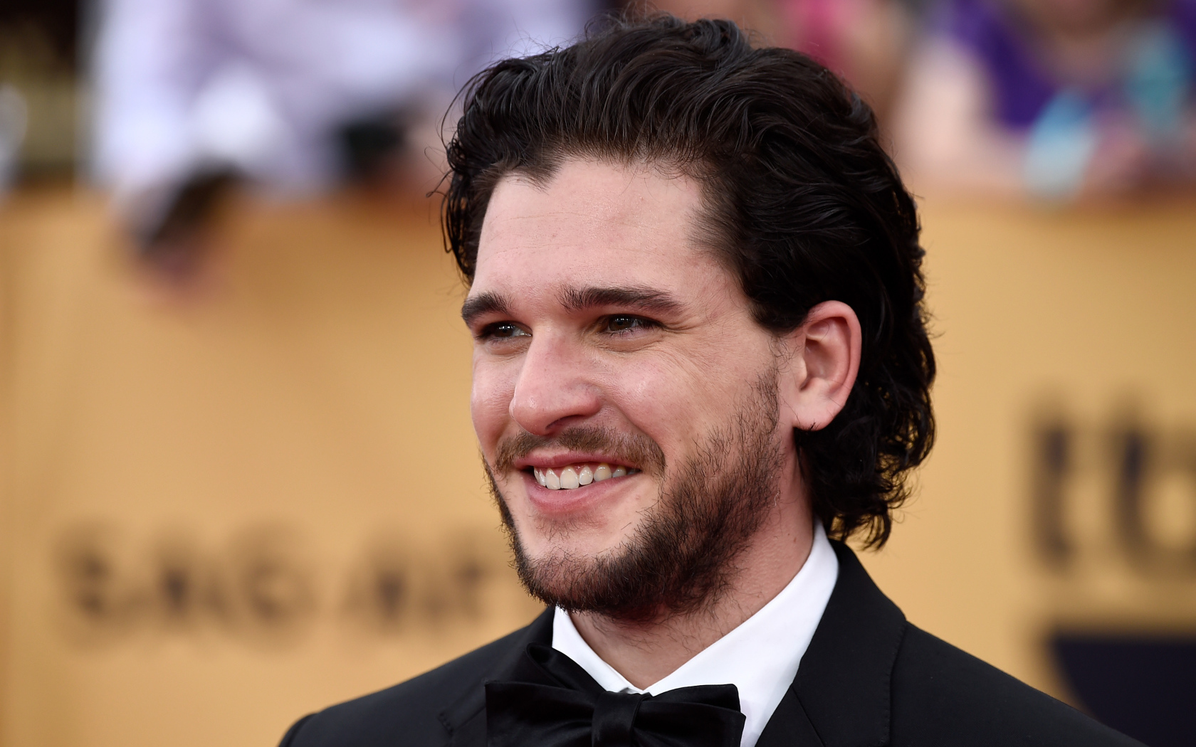 Улыбающийся мужчина, актер Кит Хэрингтон