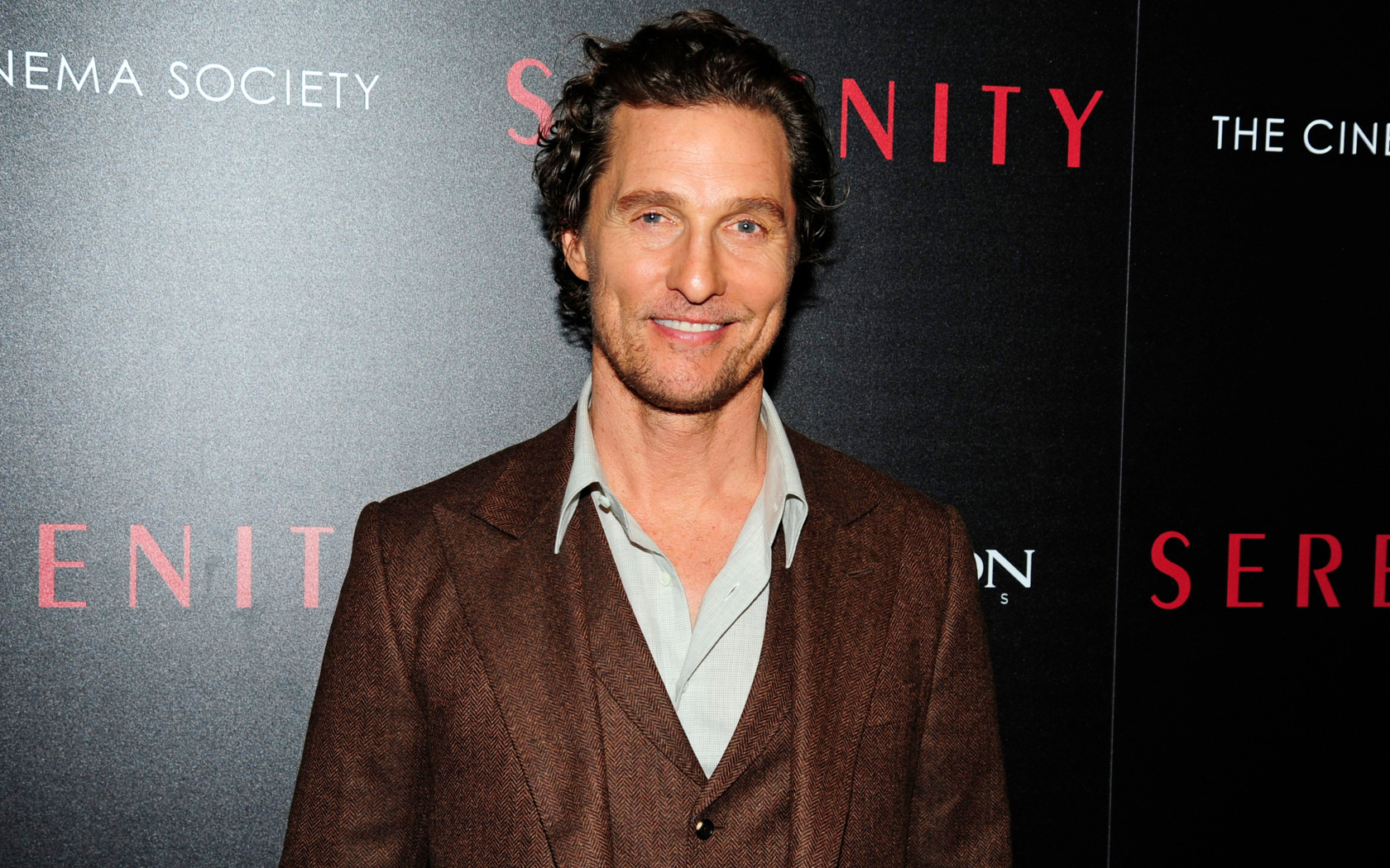 Улыбающийся стильный мужчина актер Мэттью Макконахи