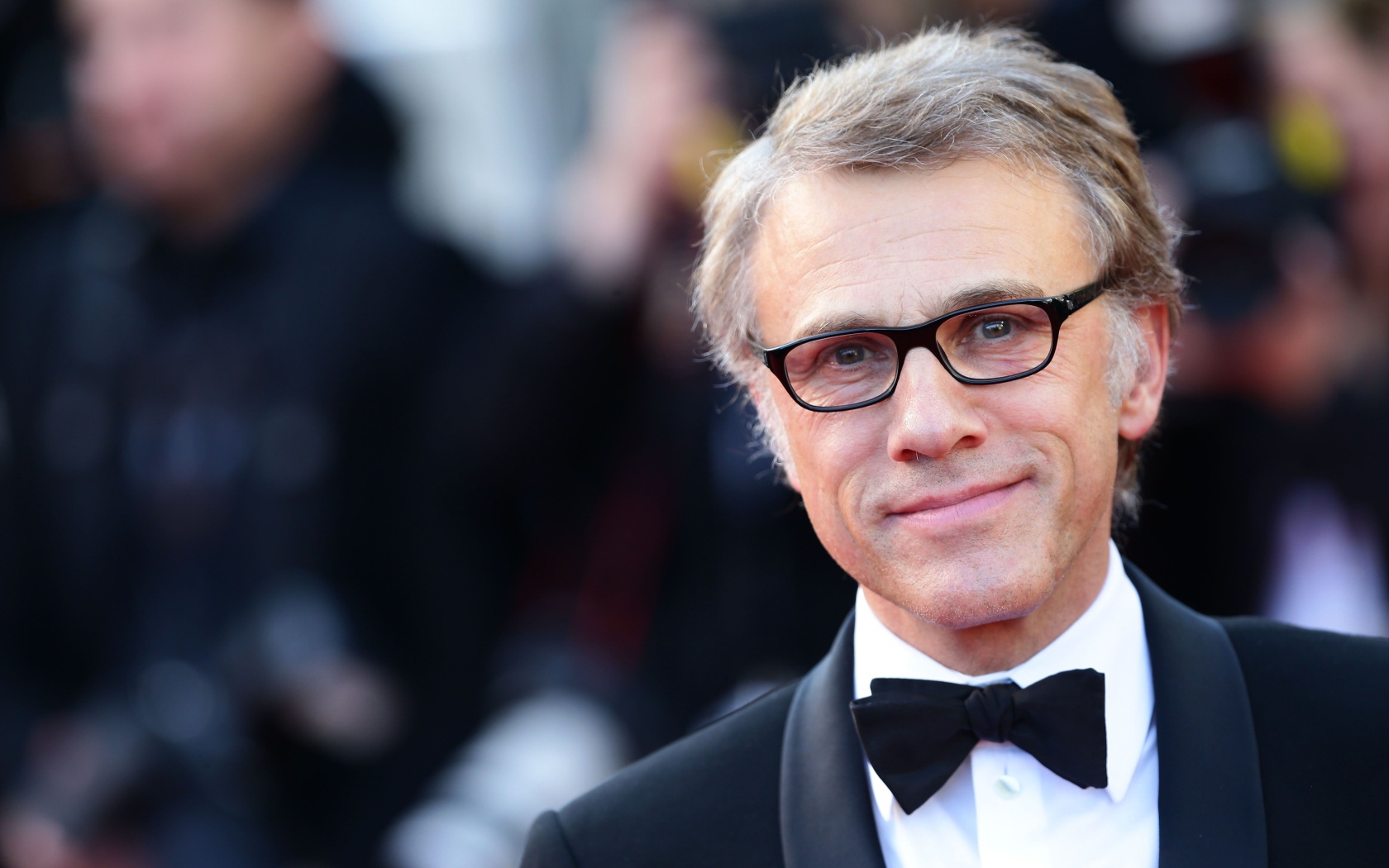 Стильный мужчина актер Кристоф Вальц в смокинге