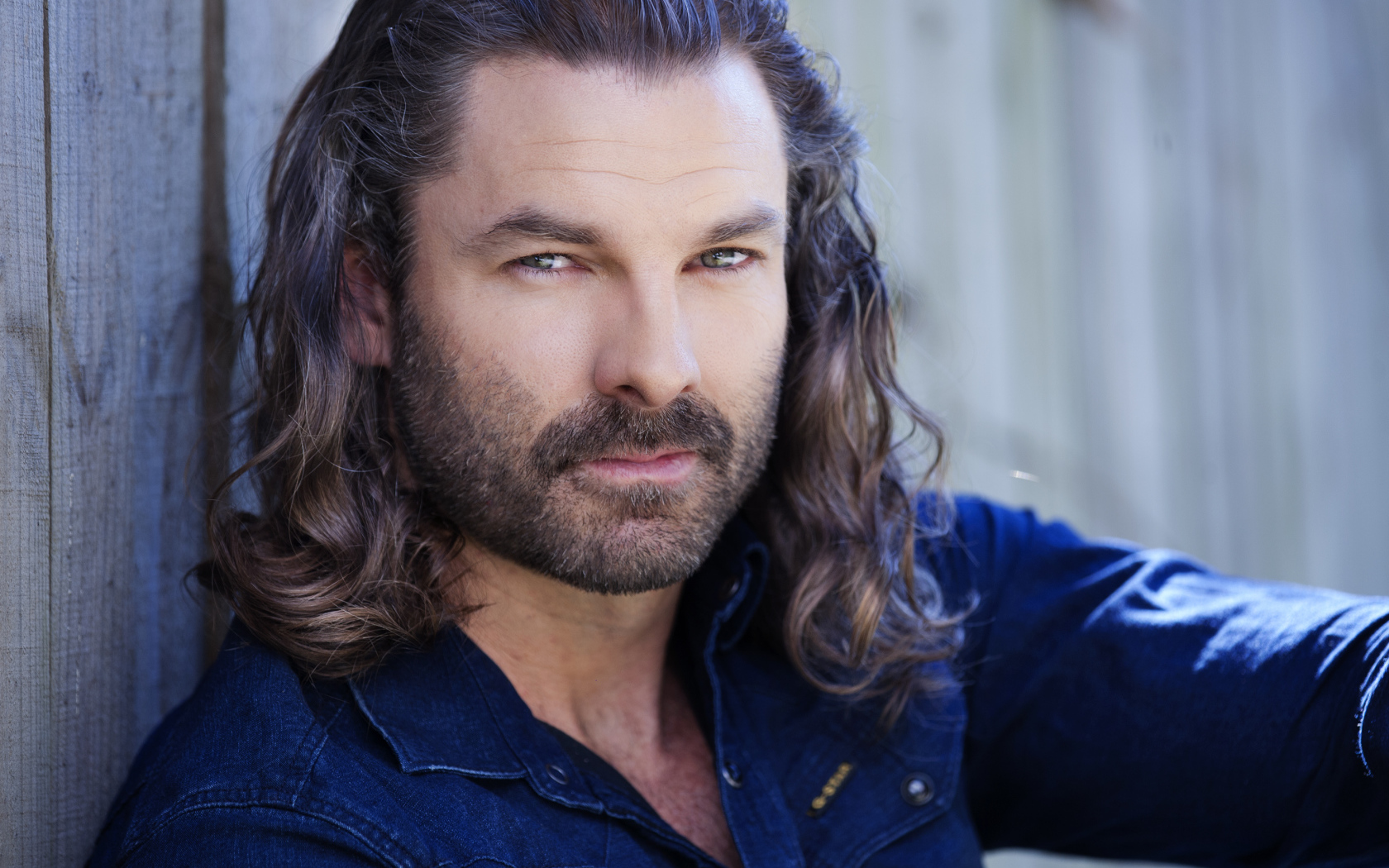 Стильный мужчина актер Гай Уильямс