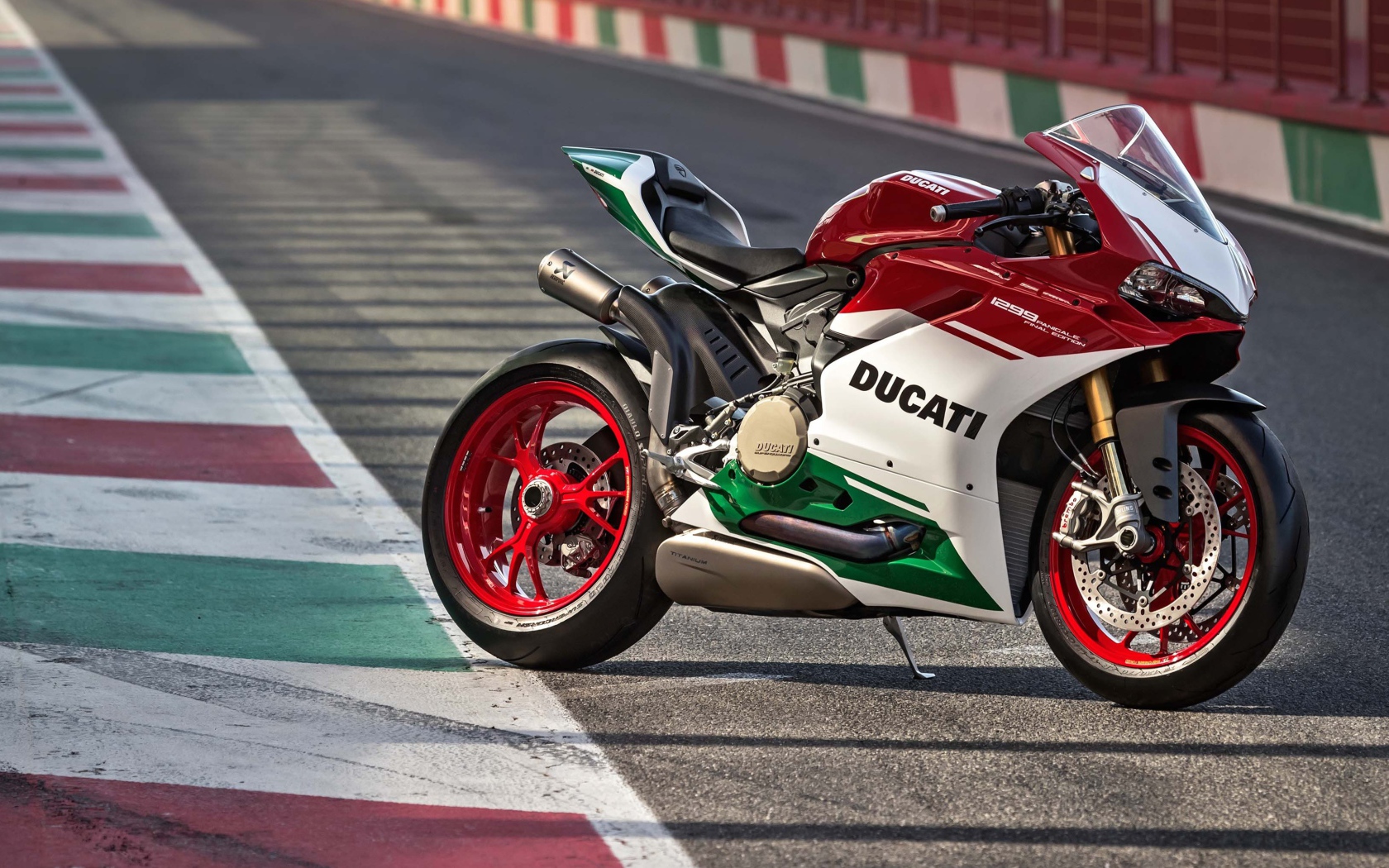 Мотоцикл Ducati 1299 на гоночной трассе