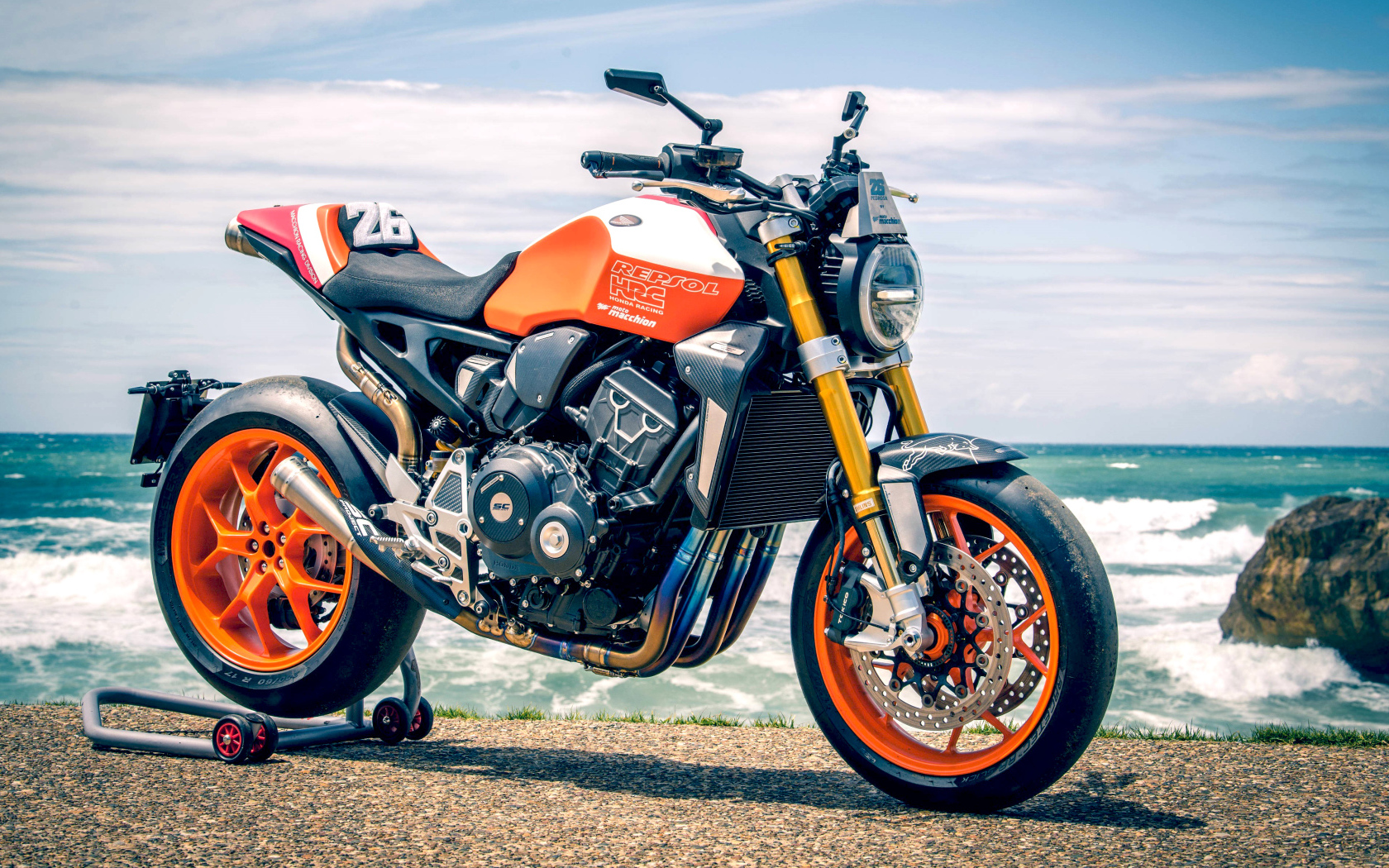 Большой мотоцикл Honda CB1000R 2019 года у моря