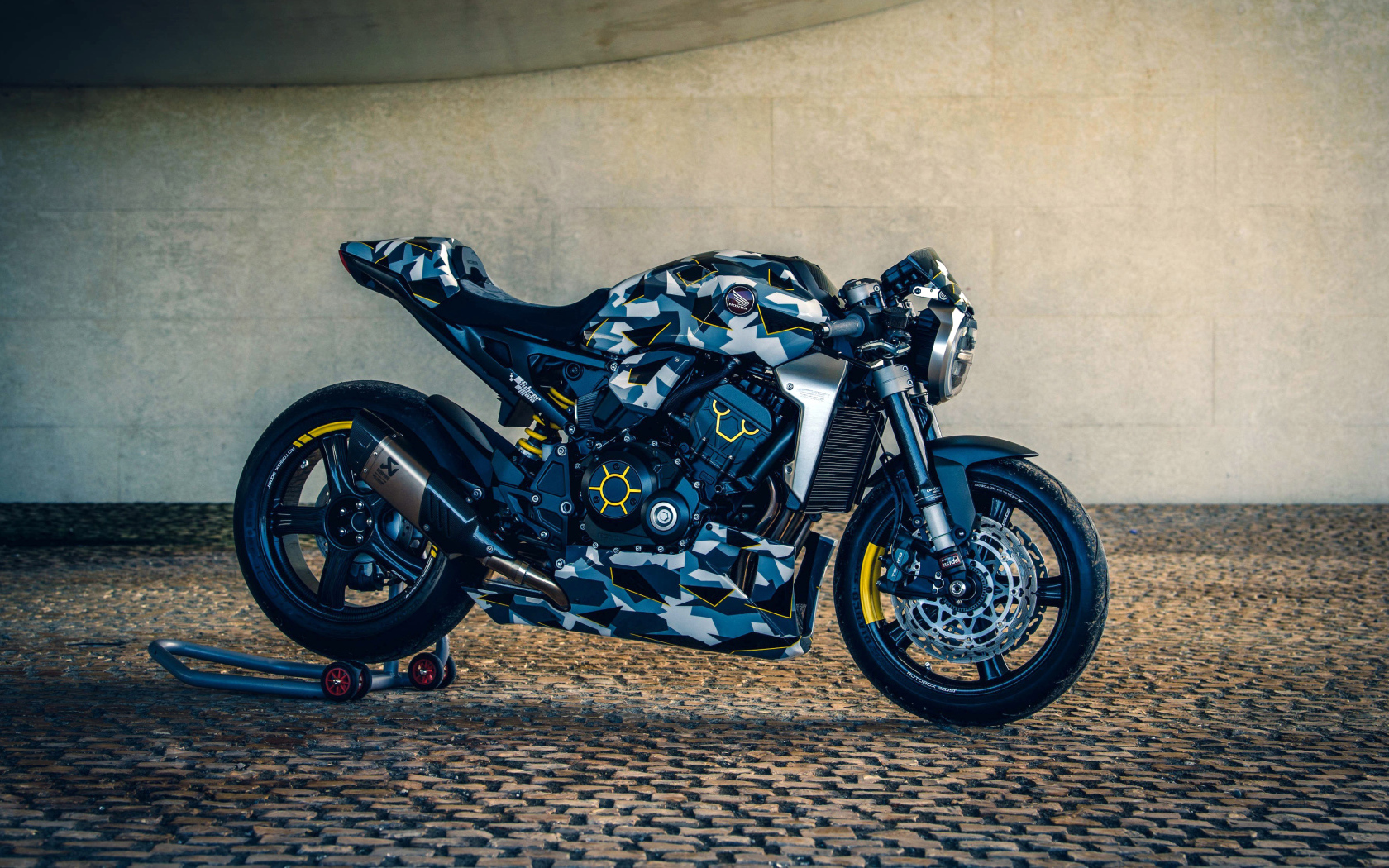 Спортивный мотоцикл Honda CB1000R у стены