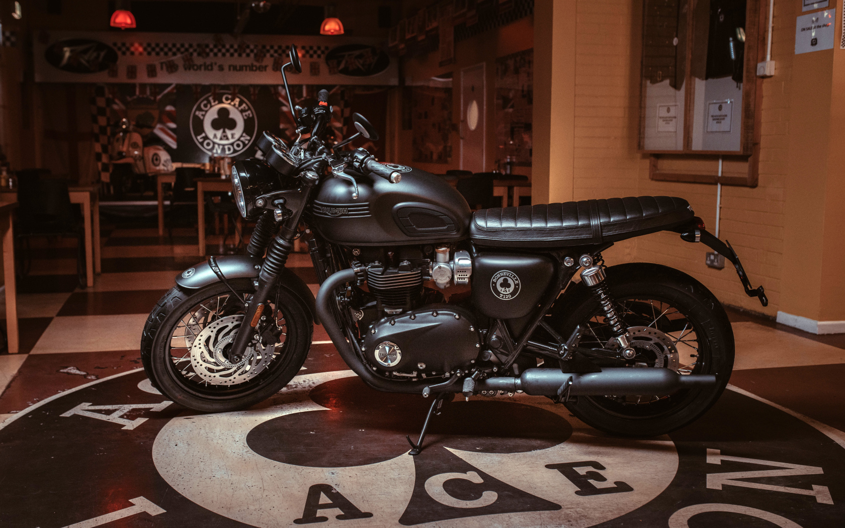 Черный мотоцикл Triumph Bonneville T120, 2019 года