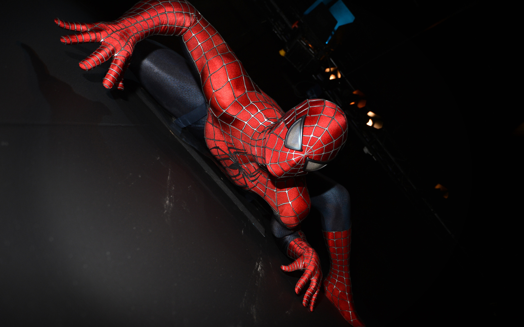 Человек паук поднимается по стене