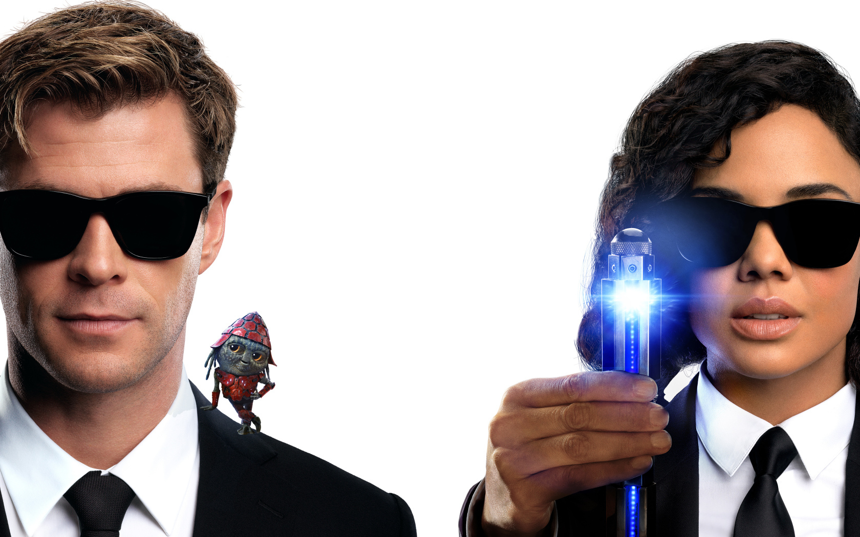 Главные герои фильма Люди в чёрном: Интернэшнл на белом фоне