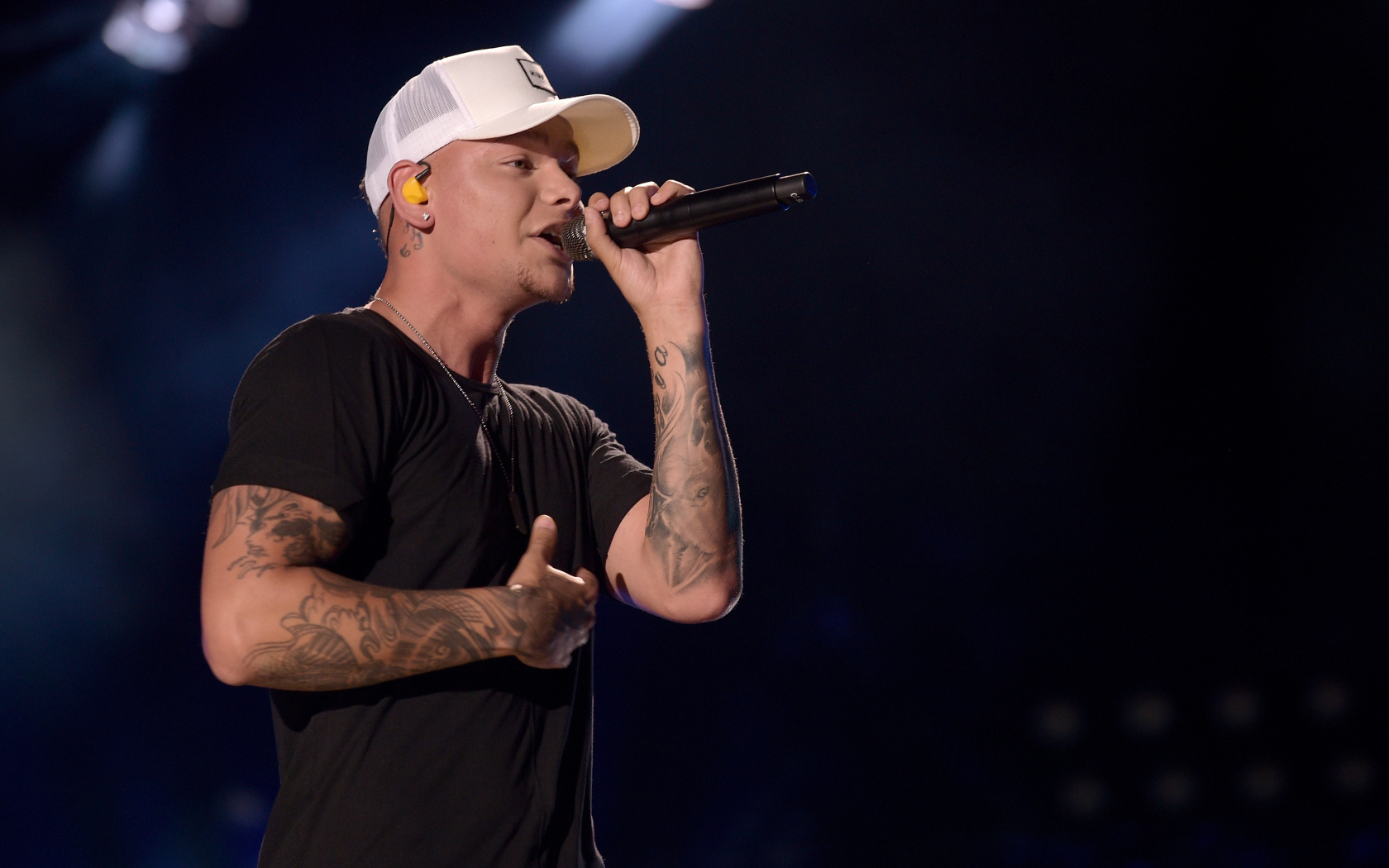 Американский кантри певец Кейн Браун с микрофоном на сцене