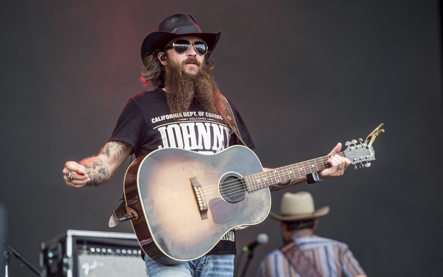 Американский певец Коди Джинкс с гитарой на сцене