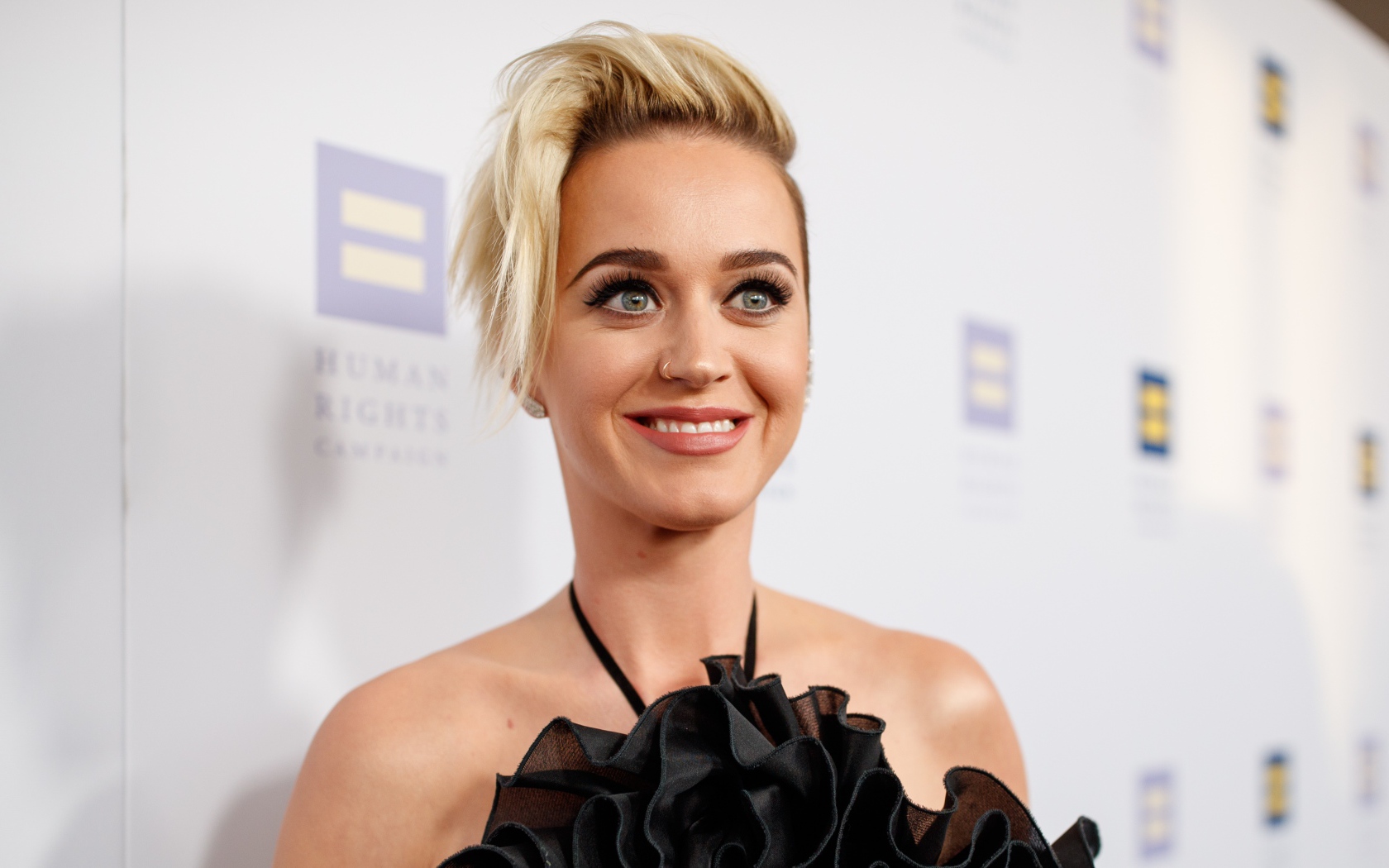 Красивая улыбающаяся девушка, певица Кэти Перри