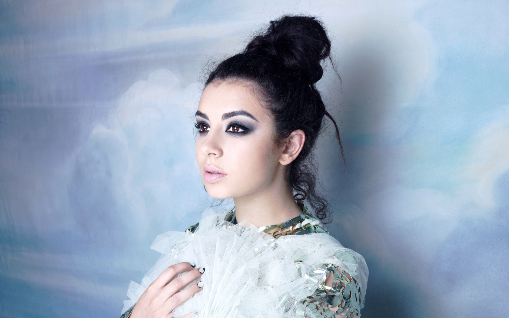 Красивая молодая девушка исполнительница Charli XCX 