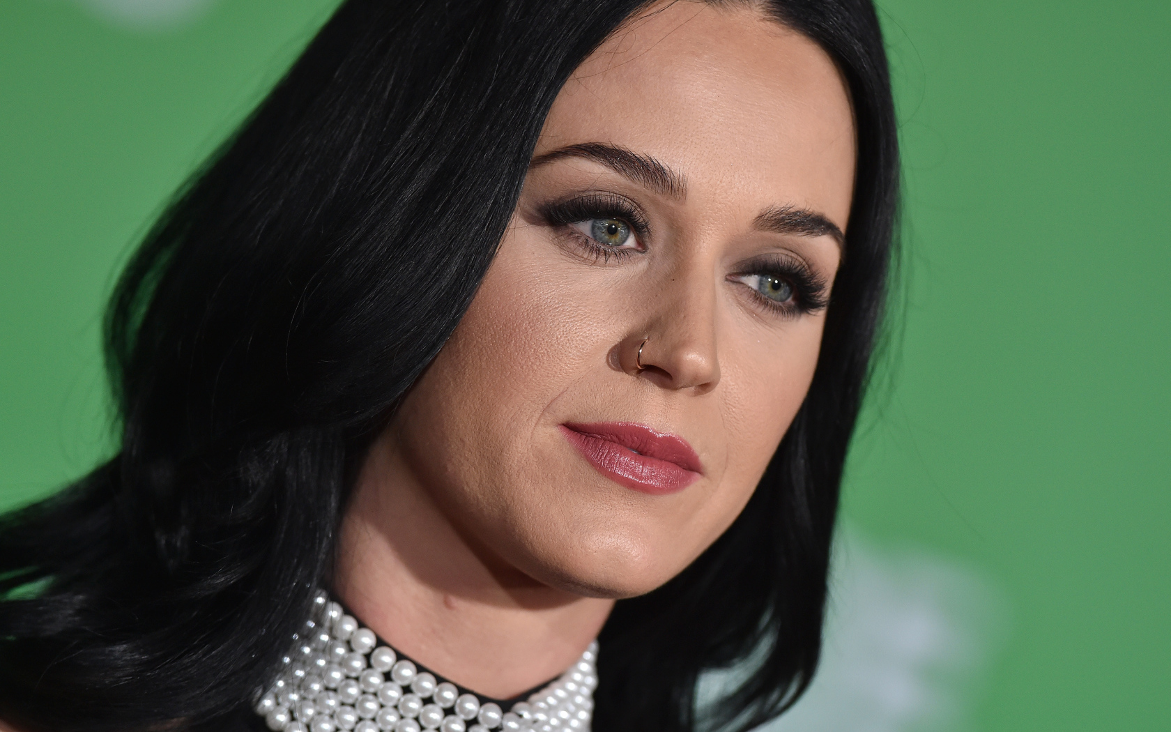 Лицо певицы Кэти Перри крупным планом