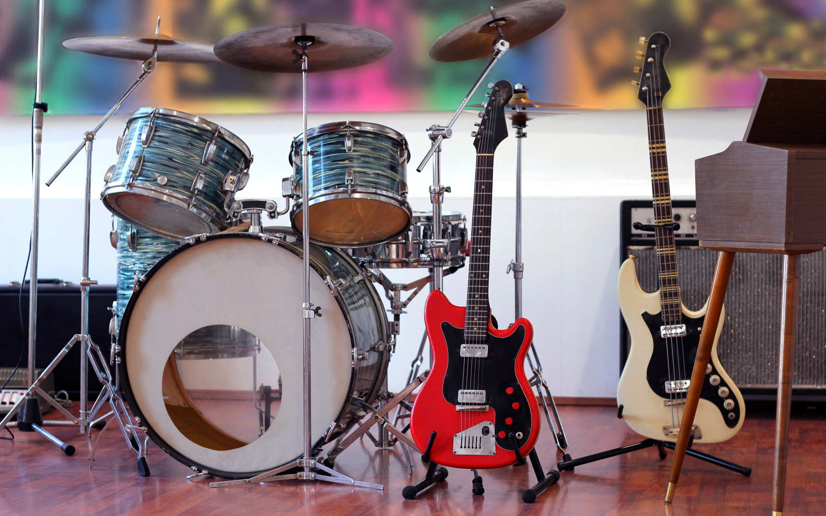 Барабаны и электро гитары на сцене 