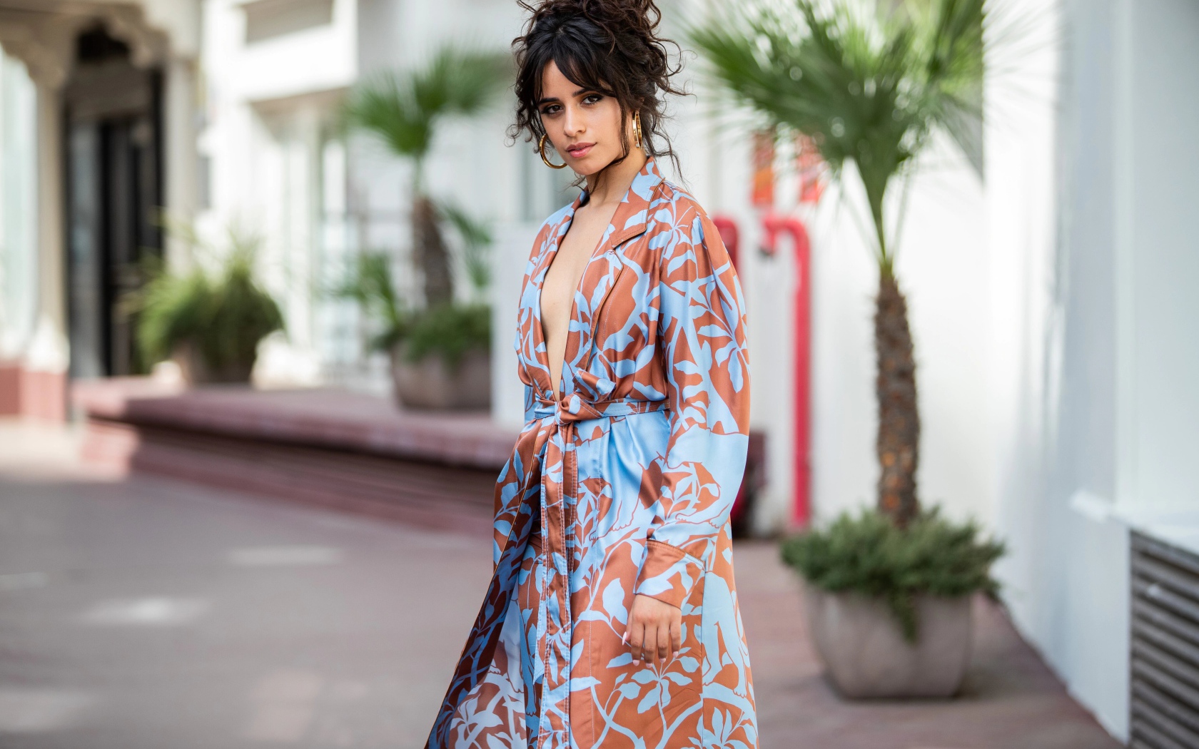 Певица Камила Кабельо в пальто на улице