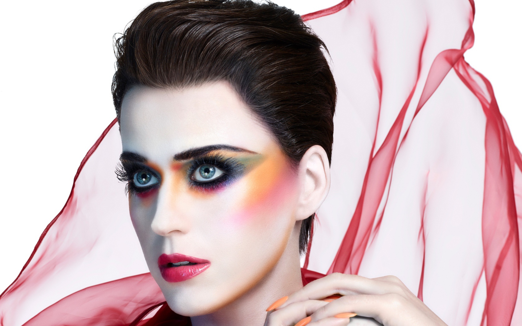 Певица Кэти Перри с ярким макияжем