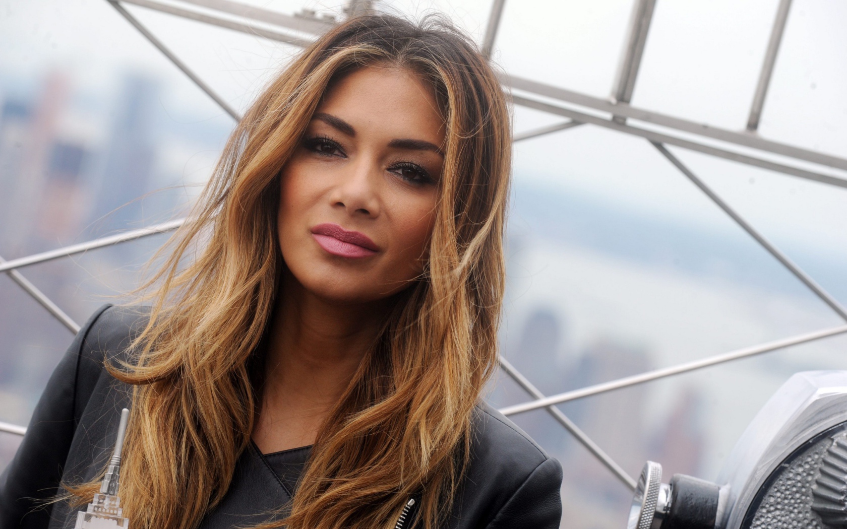 Певица Николь Шерзингер с карими глазами