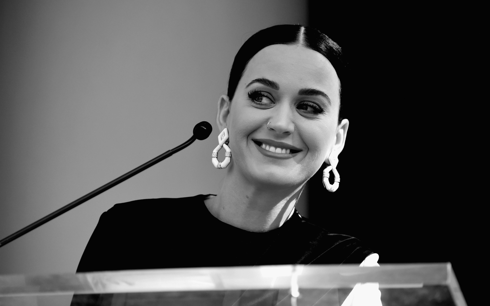 Улыбающаяся девушка певица Кэти Перри 