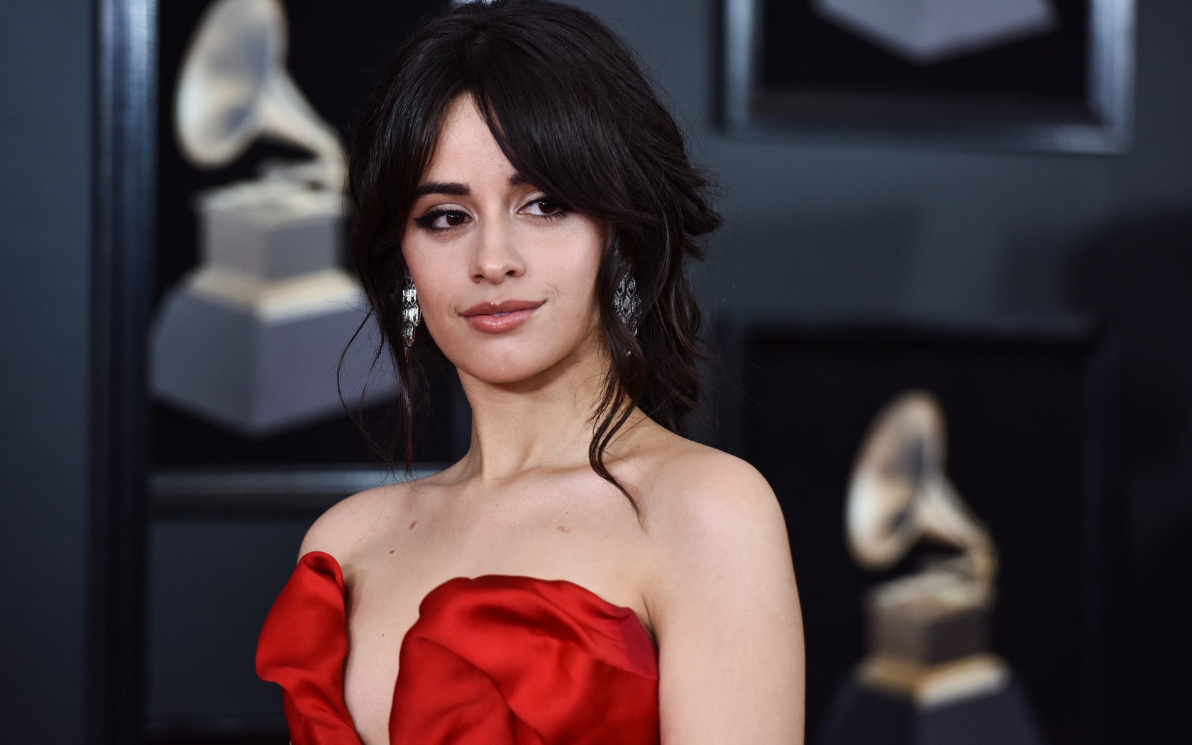 Стильная девушка певица Камила Кабельо в красном платье