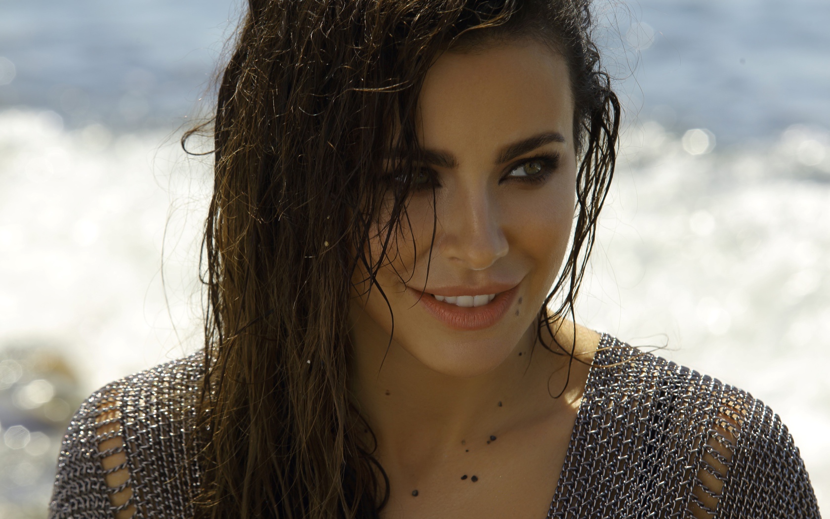 Украинская певица Ани Лорак с мокрыми волосами