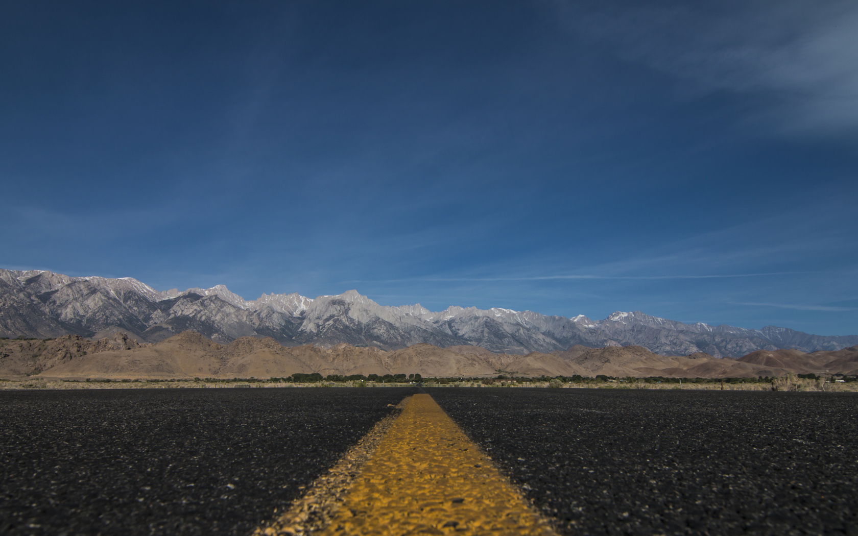 Асфальтовая дорога на фоне гор