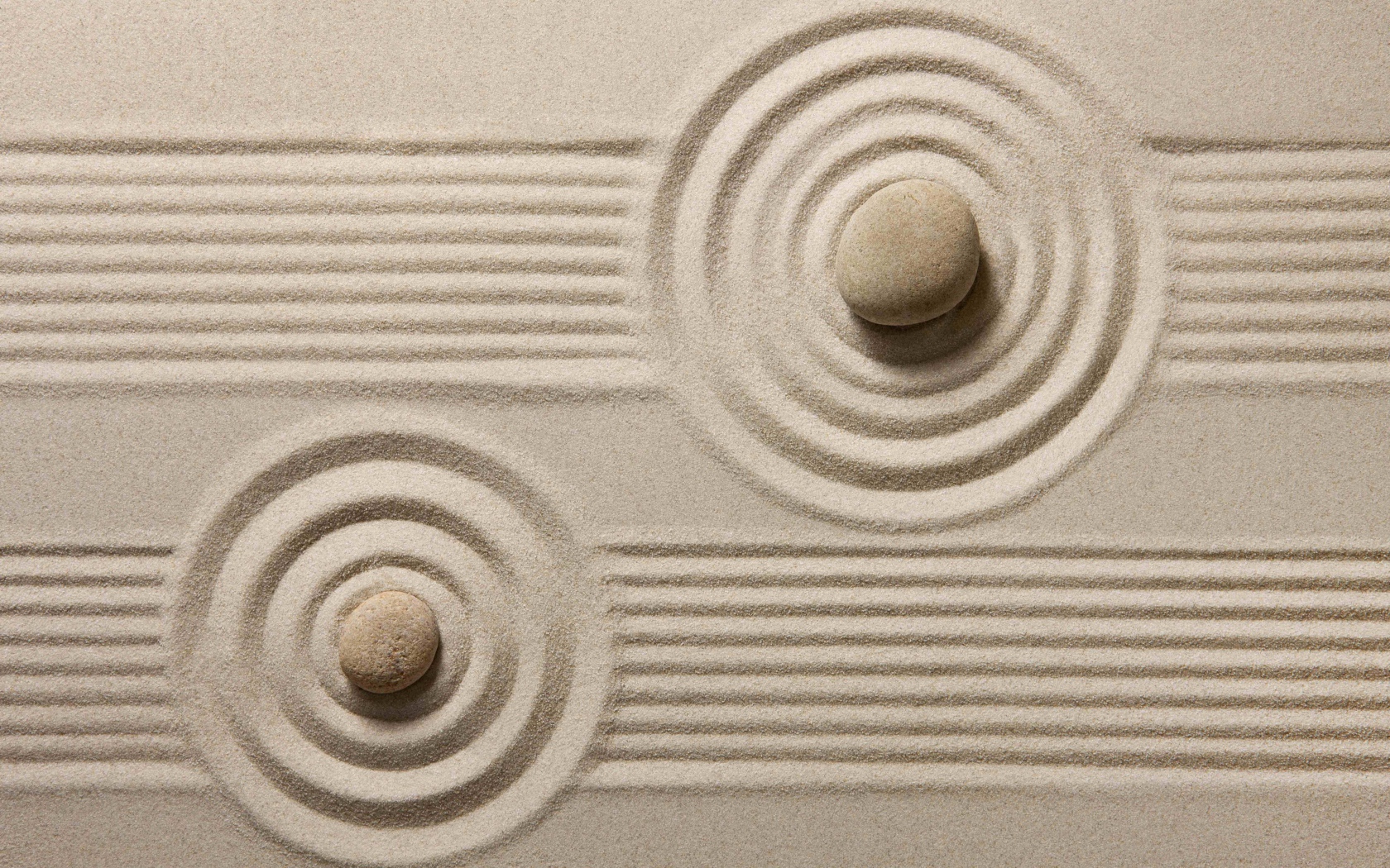 Японский сад камней на белом песке