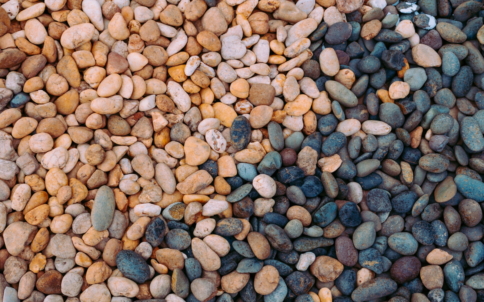 Много мелких разноцветных камней 