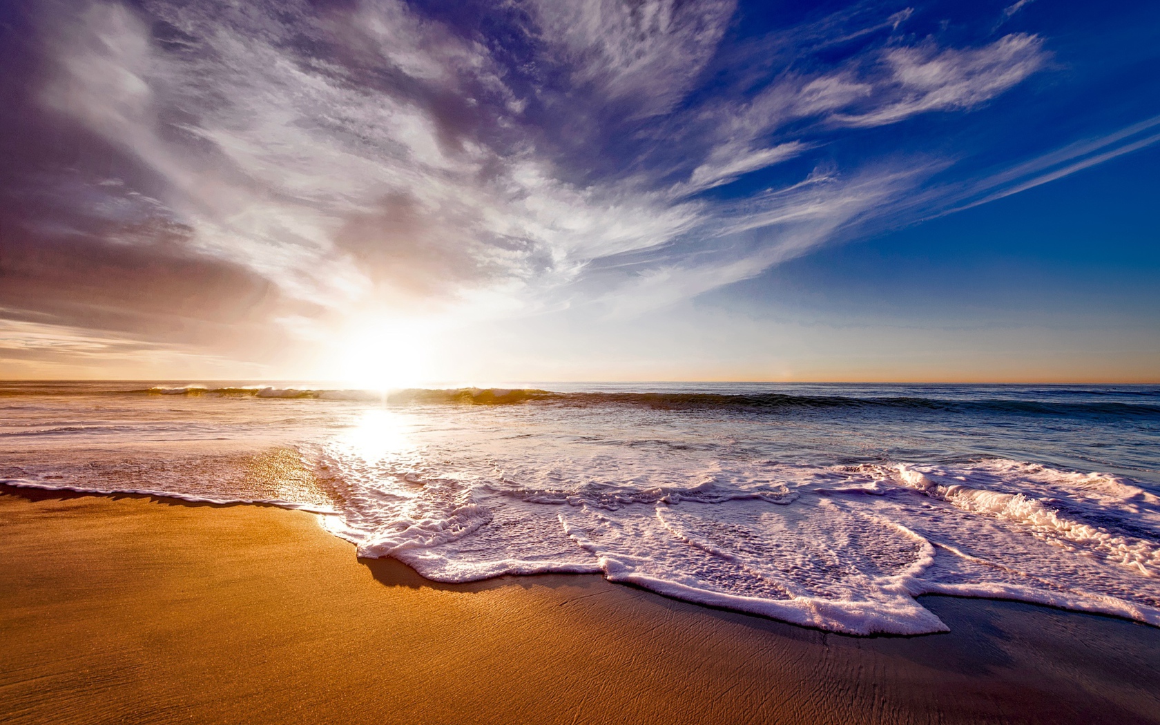 Красивые белые морские волны на теплом песке летом